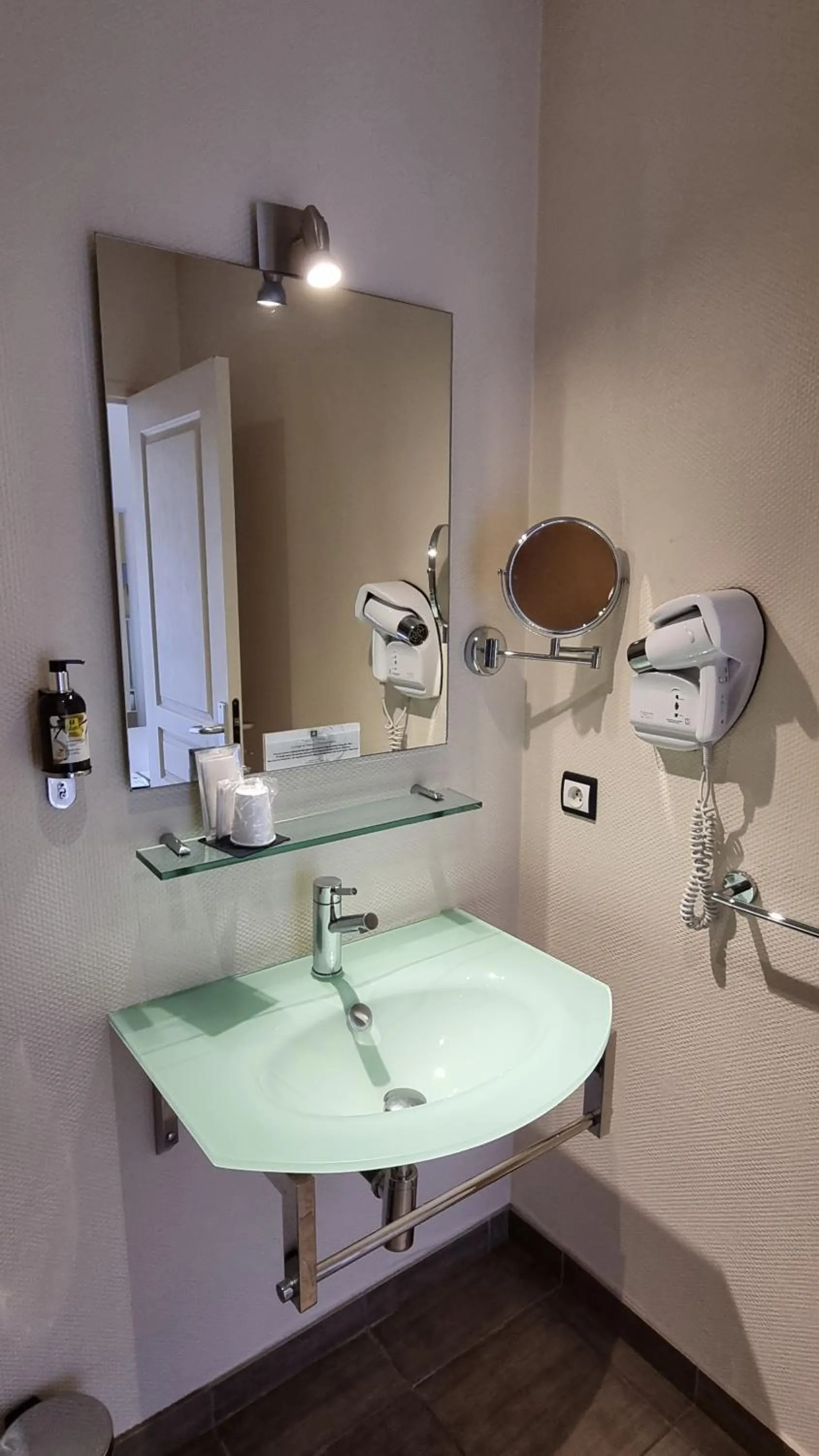 Bathroom in Logis L'Abreuvoir