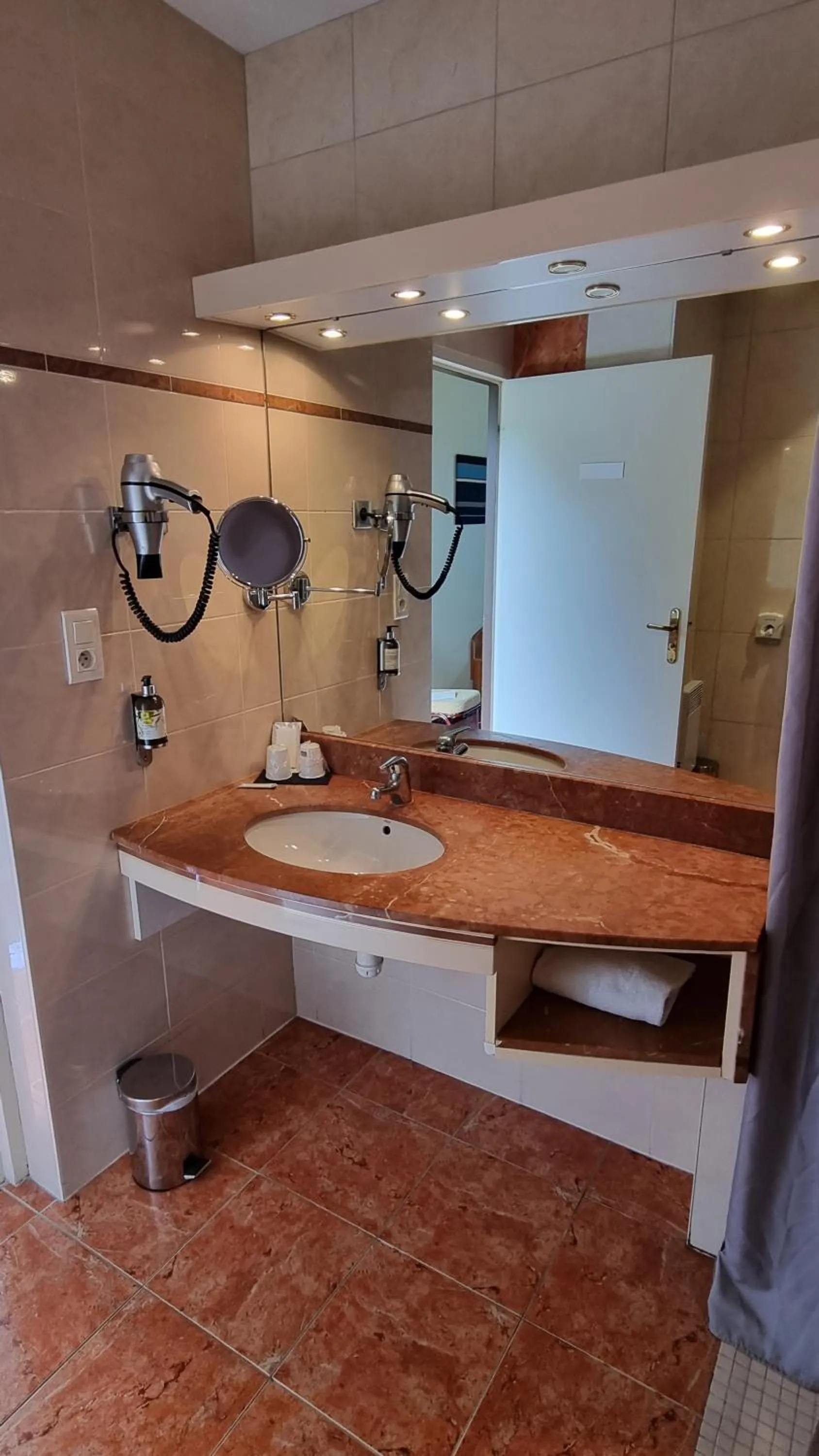 Bathroom in Logis L'Abreuvoir