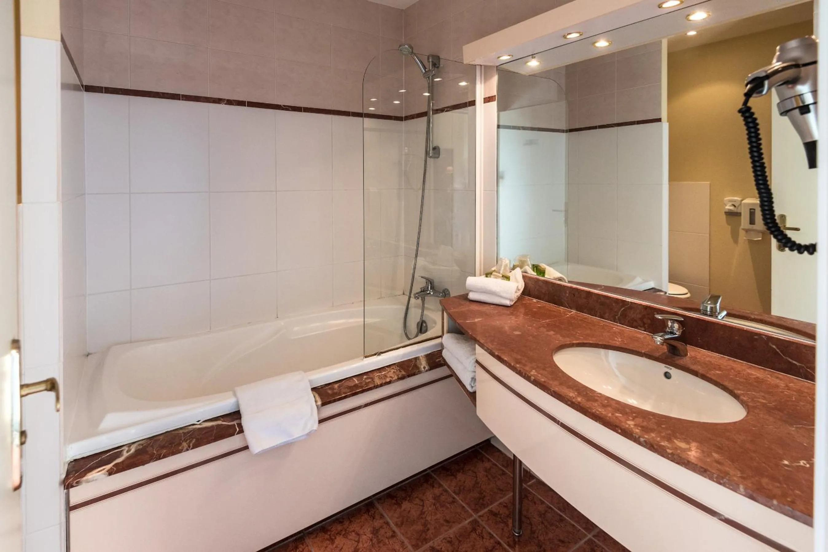 Bathroom in Logis L'Abreuvoir