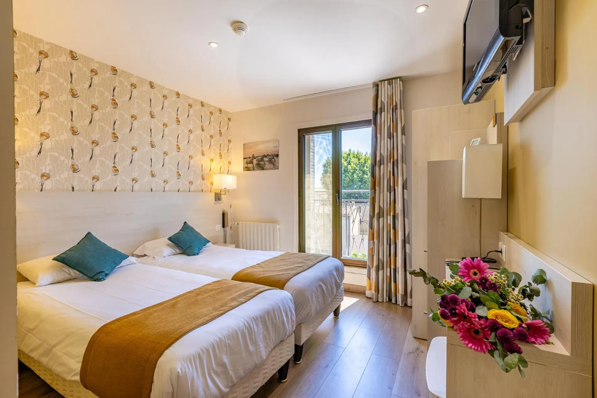 Bed in Logis Hôtel Restaurant Le Cours