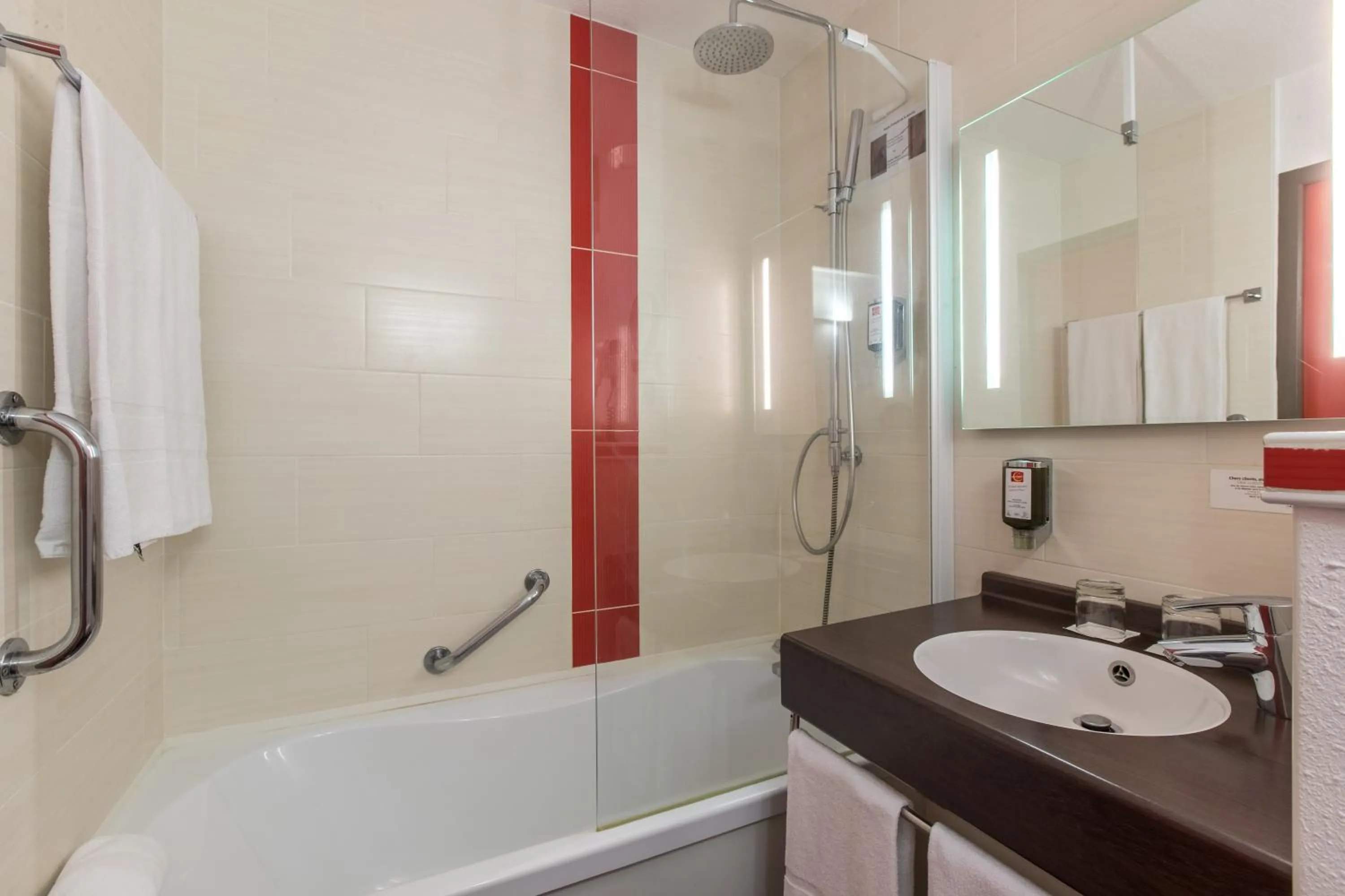 Hot Tub in Logis Hôtel Restaurant Solenca