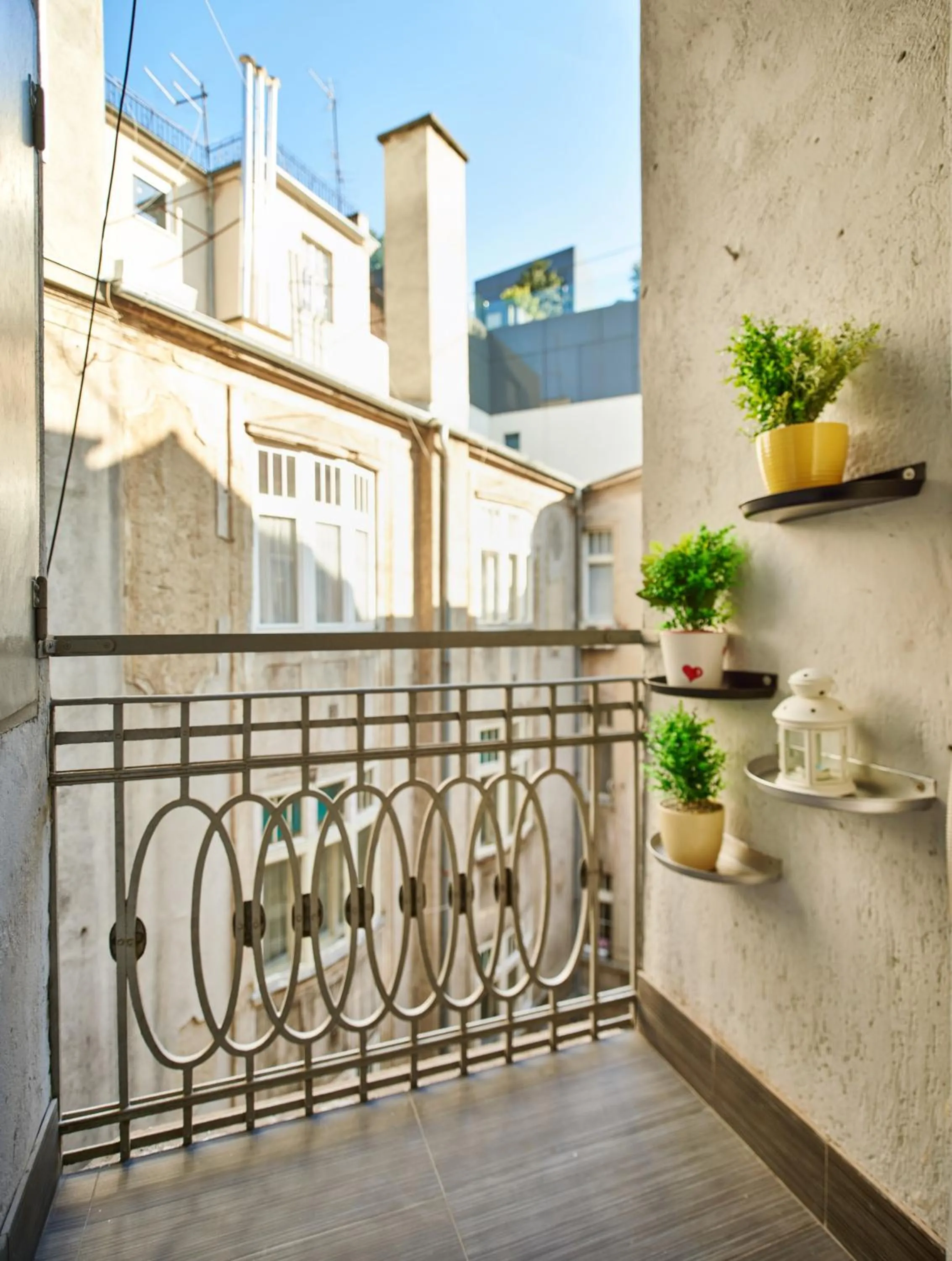 Balcony/Terrace in Studio Apartment Green Wall