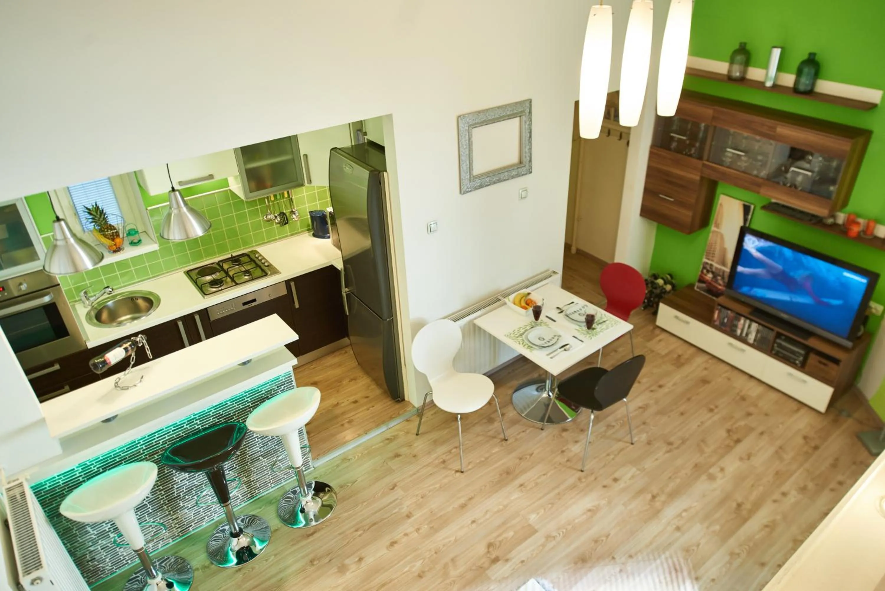 Kitchen or kitchenette in Studio Apartment Green Wall