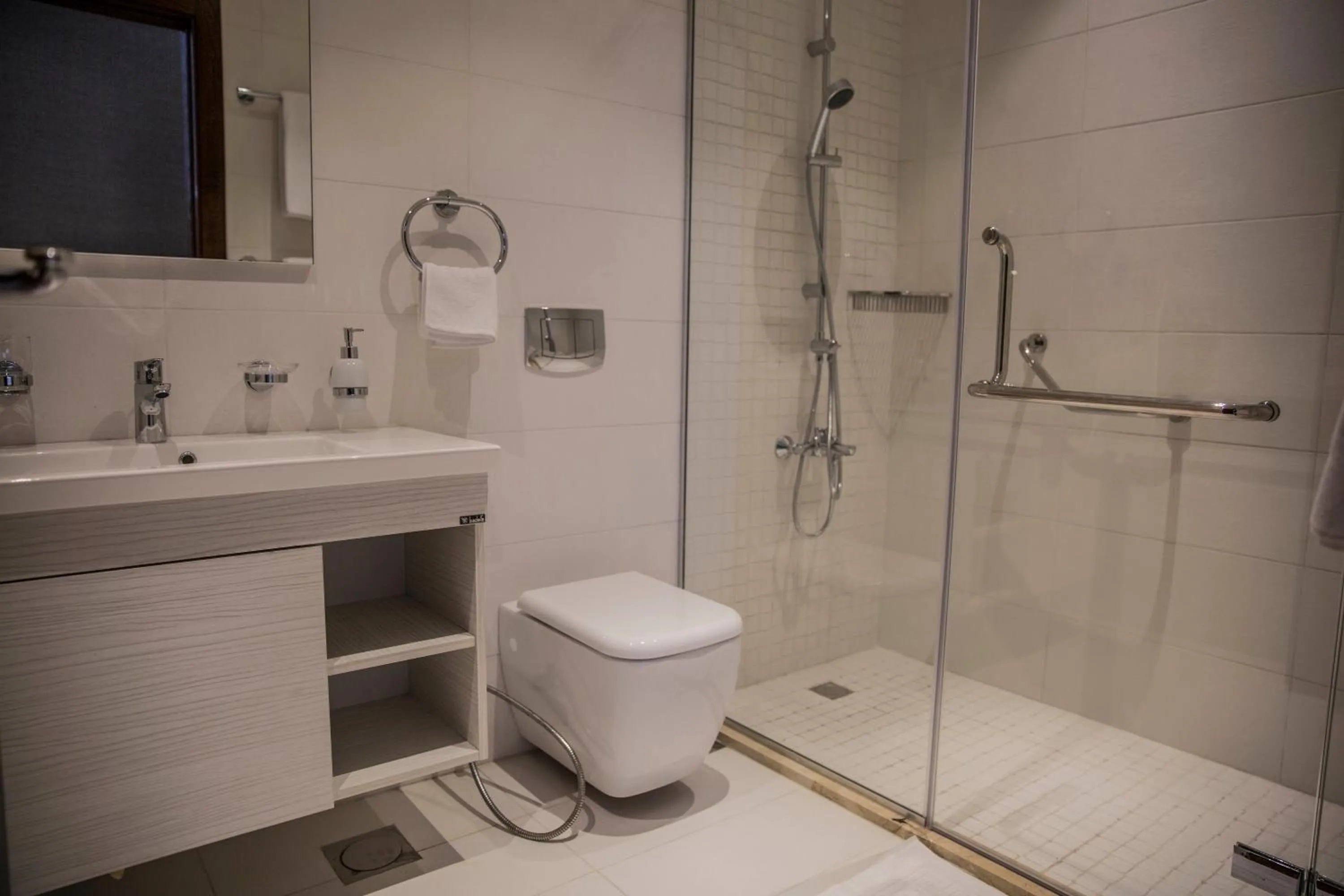 Shower in Naylover Hotel Suites