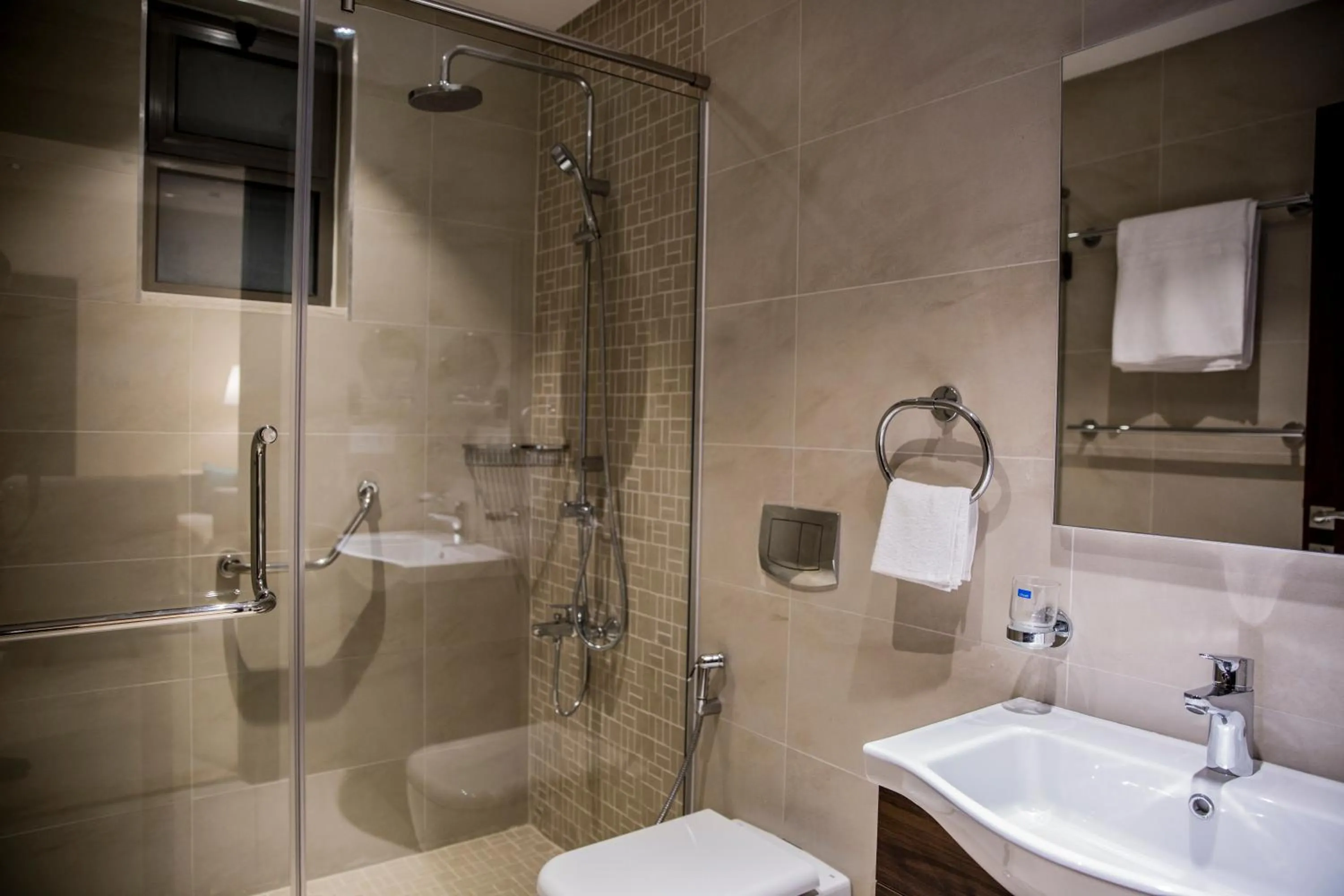 Shower in Naylover Hotel Suites