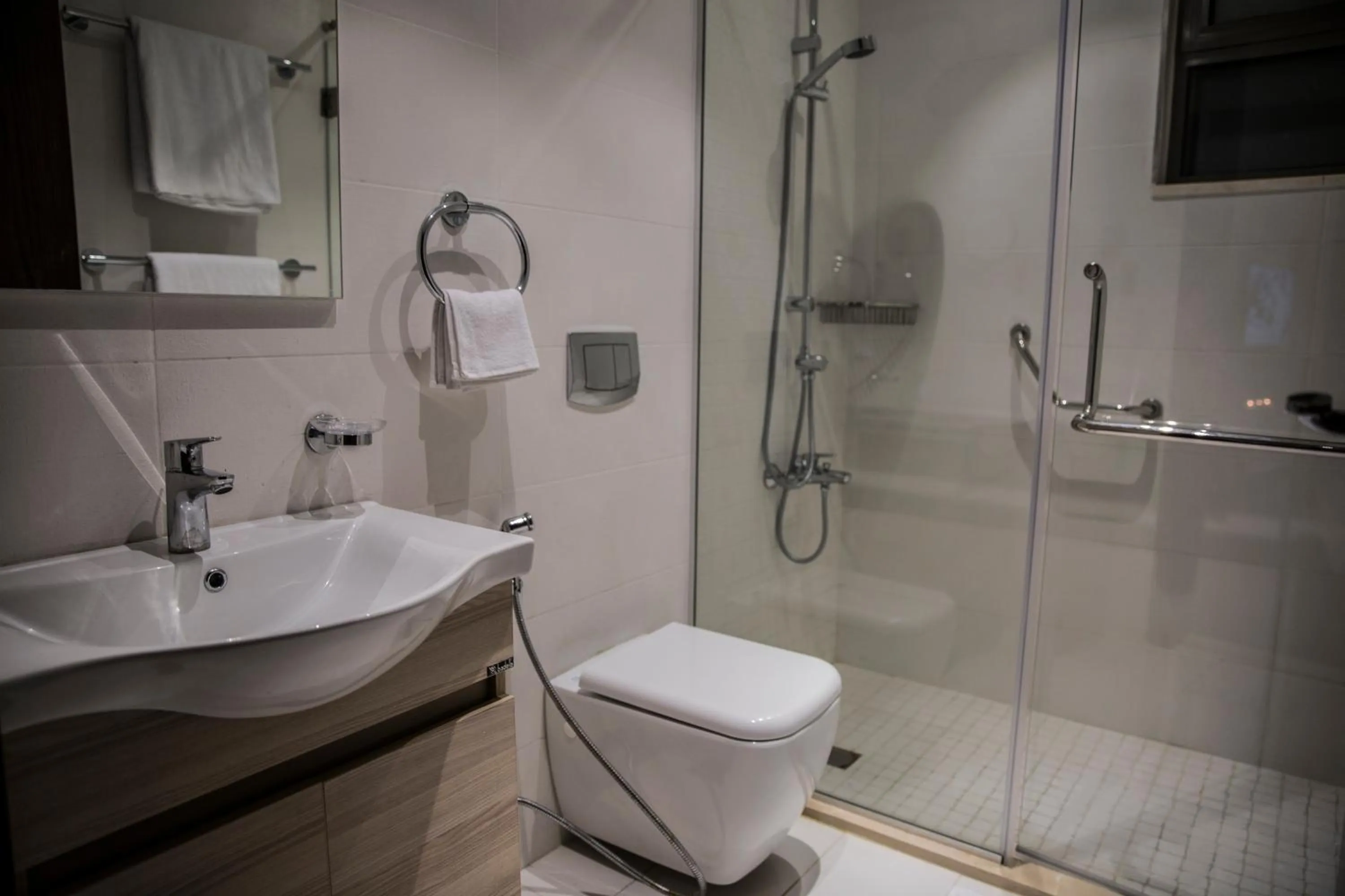 Shower in Naylover Hotel Suites