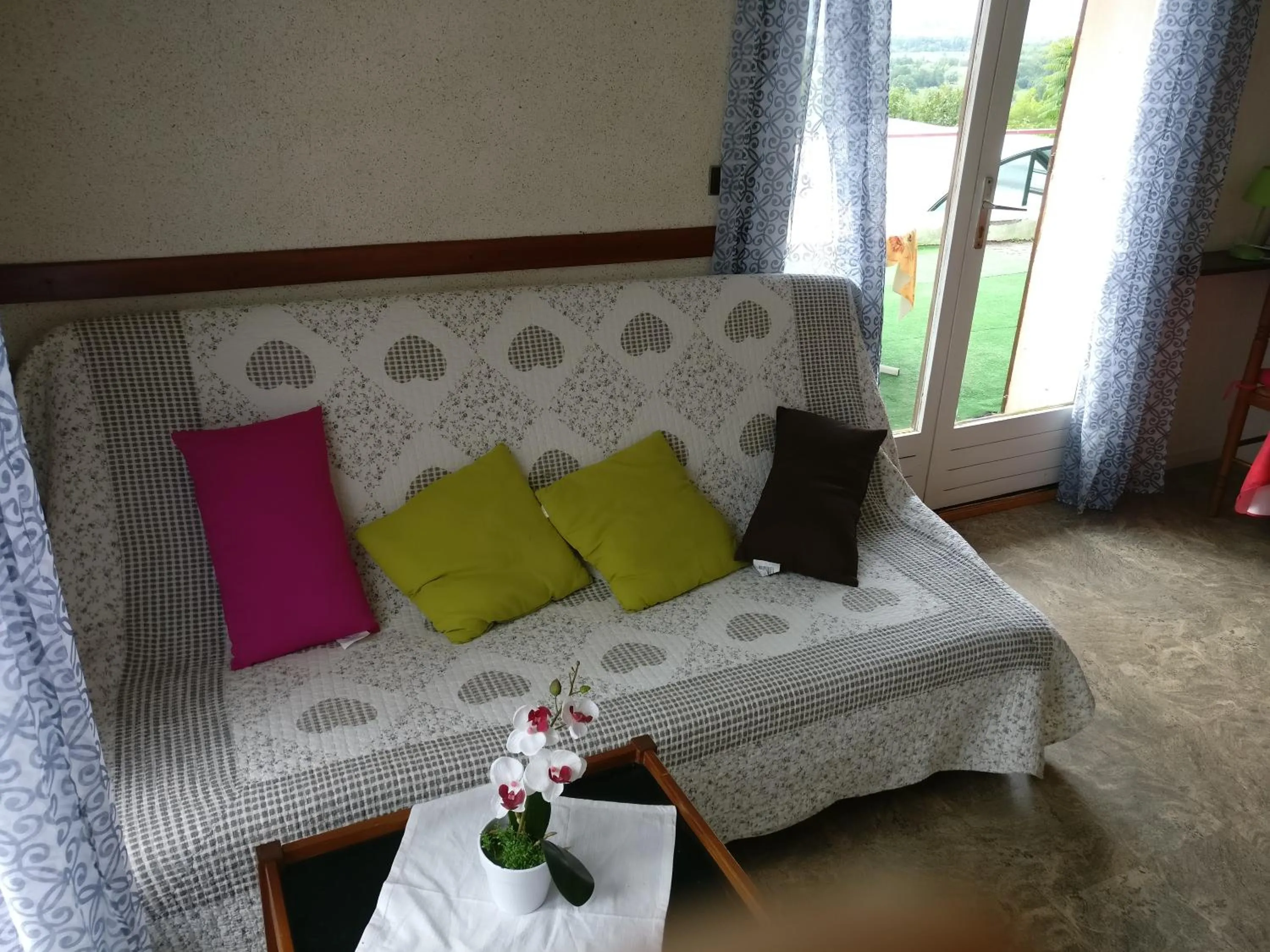 Communal lounge/ TV room, Bed in Le Belvue