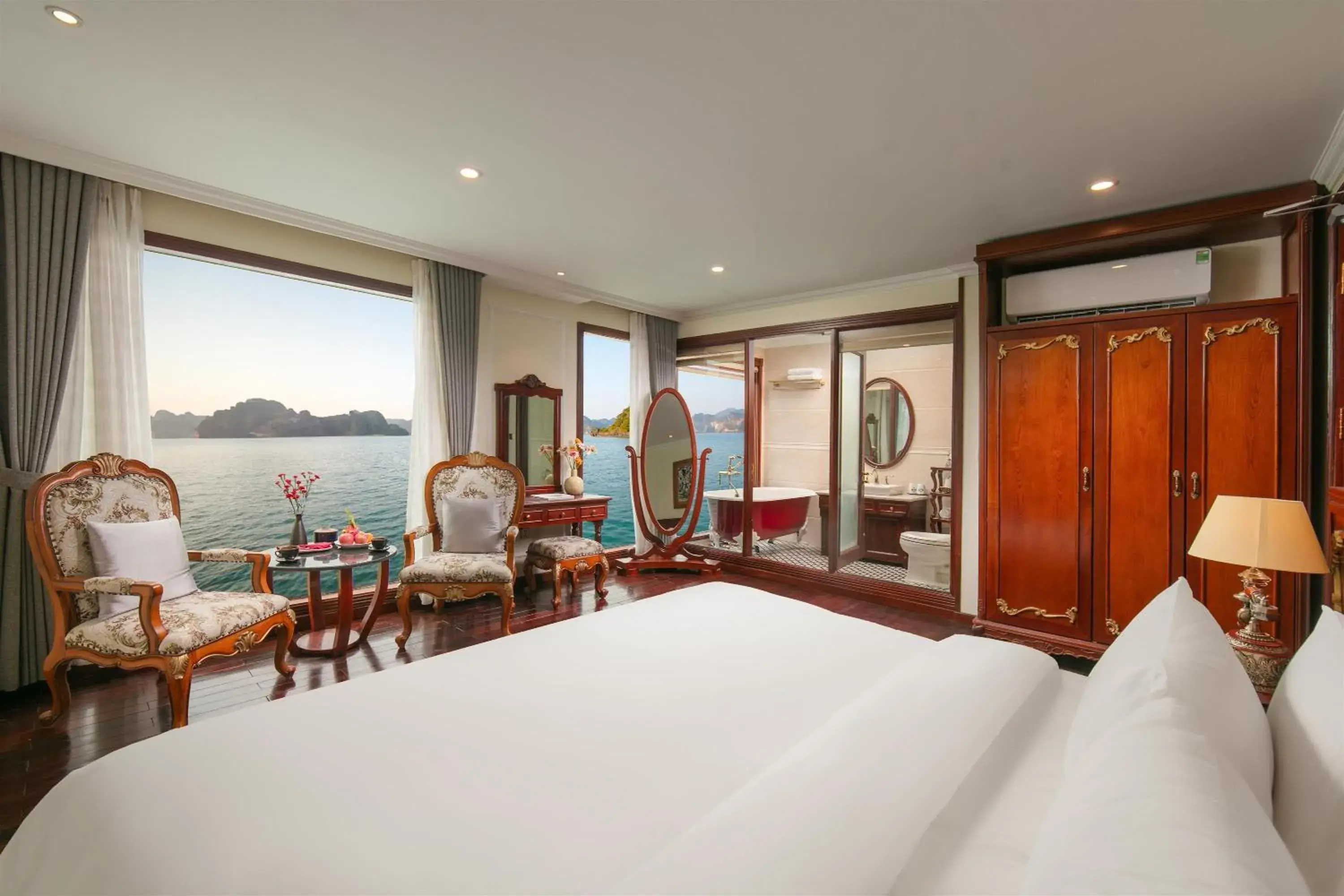 Deluxe Suite in Emperor Cruises Legacy Ha Long Deluxe Suite in Emperor Cruises Legacy Ha Long