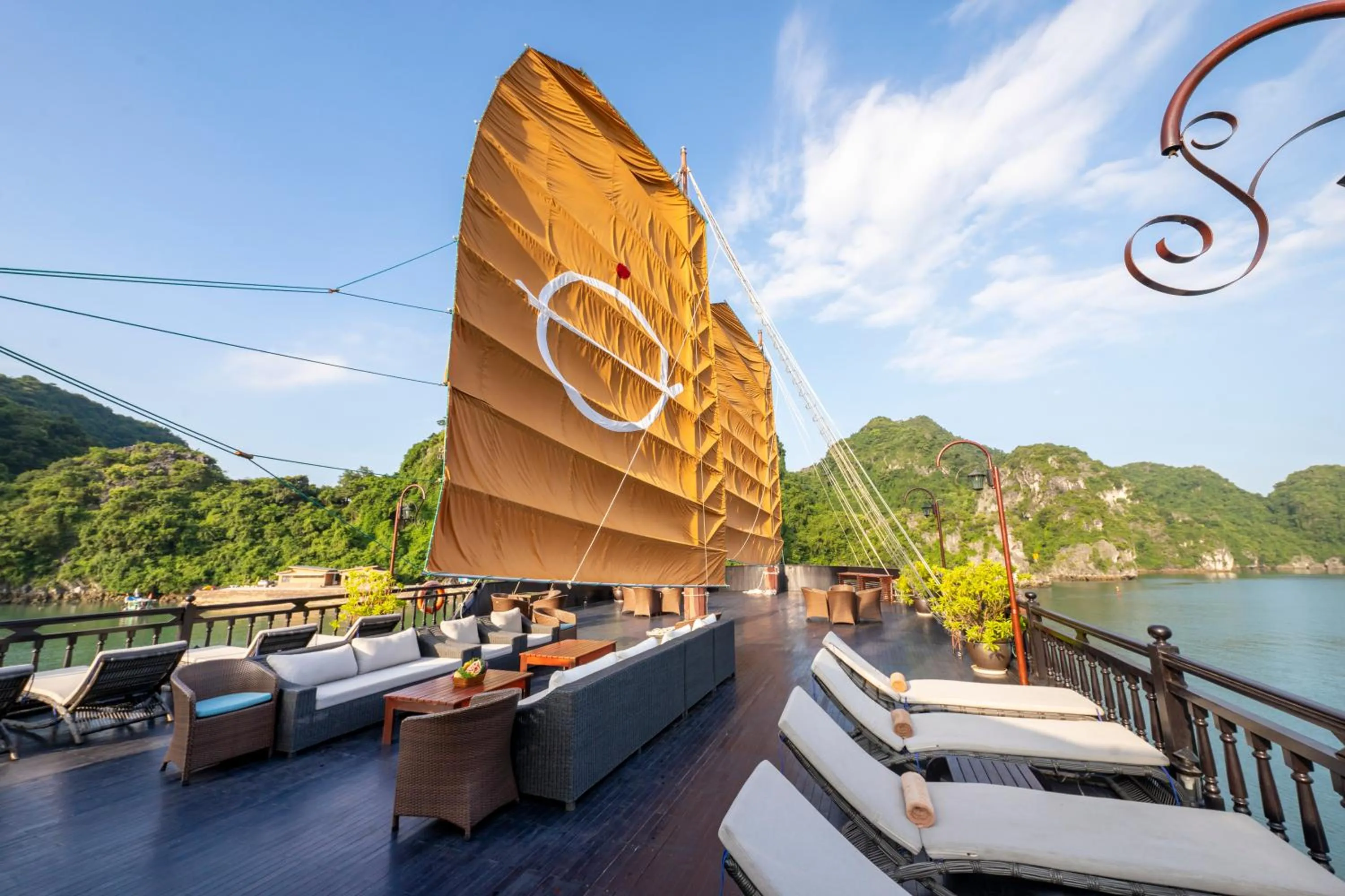 Natural landscape in Emperor Cruises Legacy Ha Long