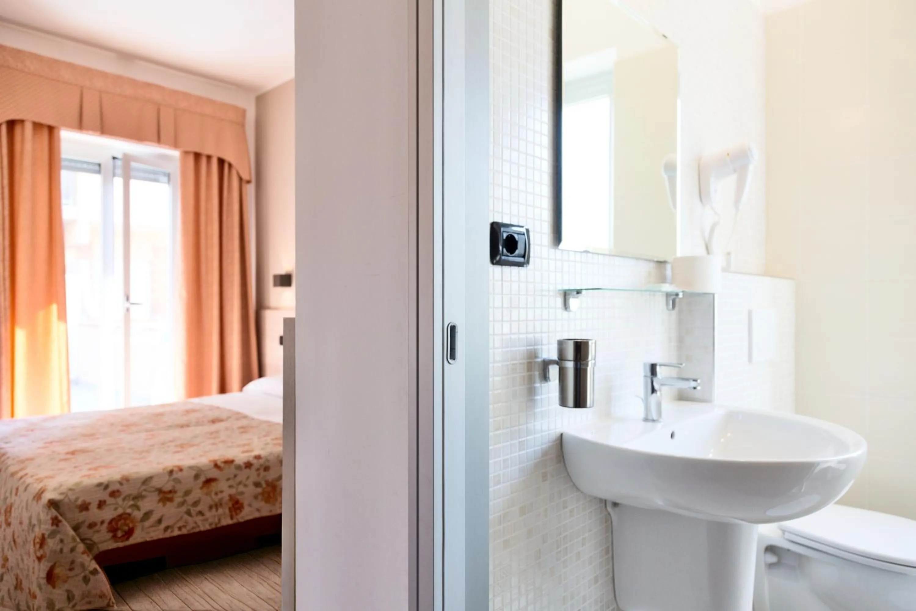 Bedroom, Bed in Hotel Saint Tropez - Pineto