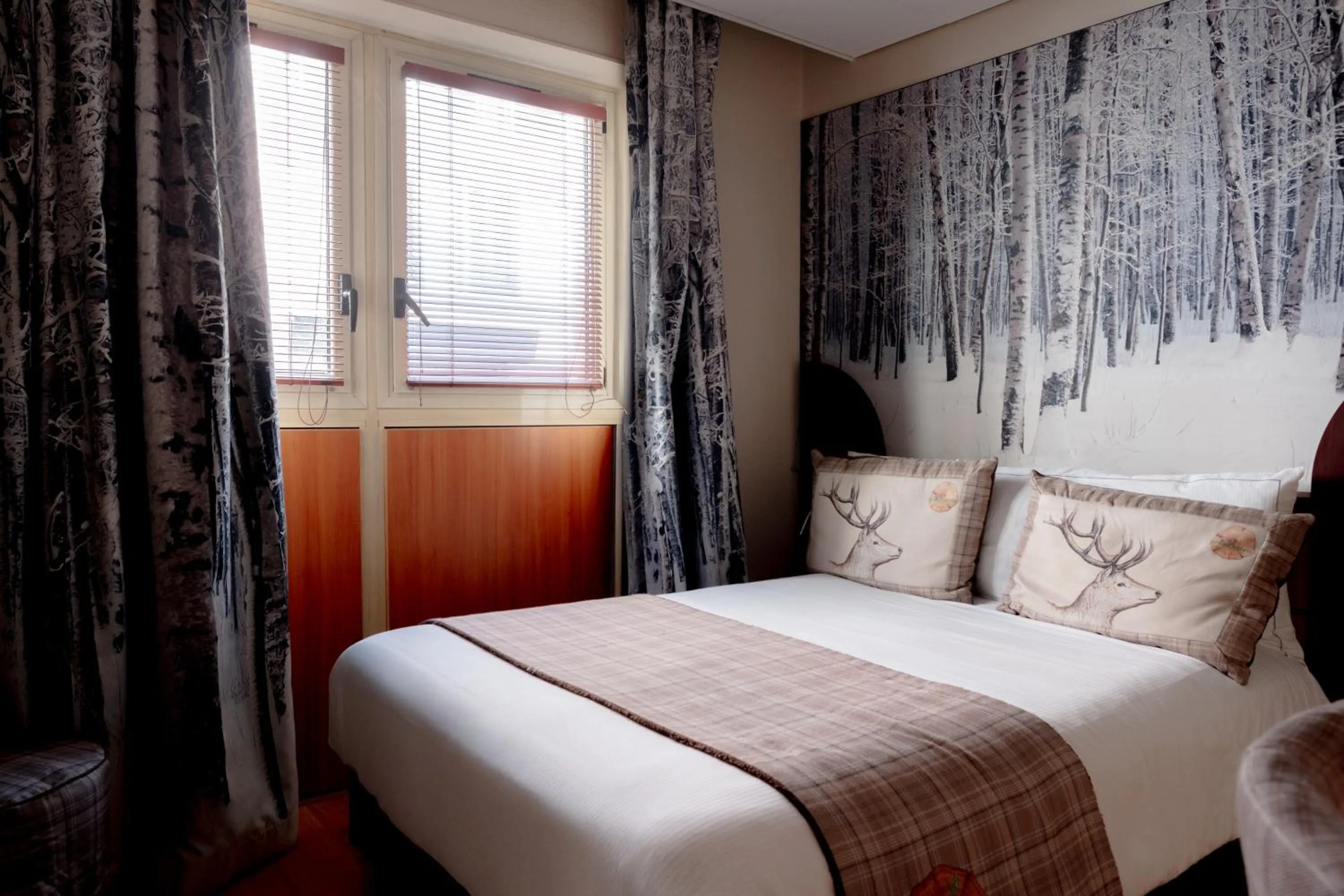 Facility for disabled guests, Bed in Green hotels Confort Paris 13