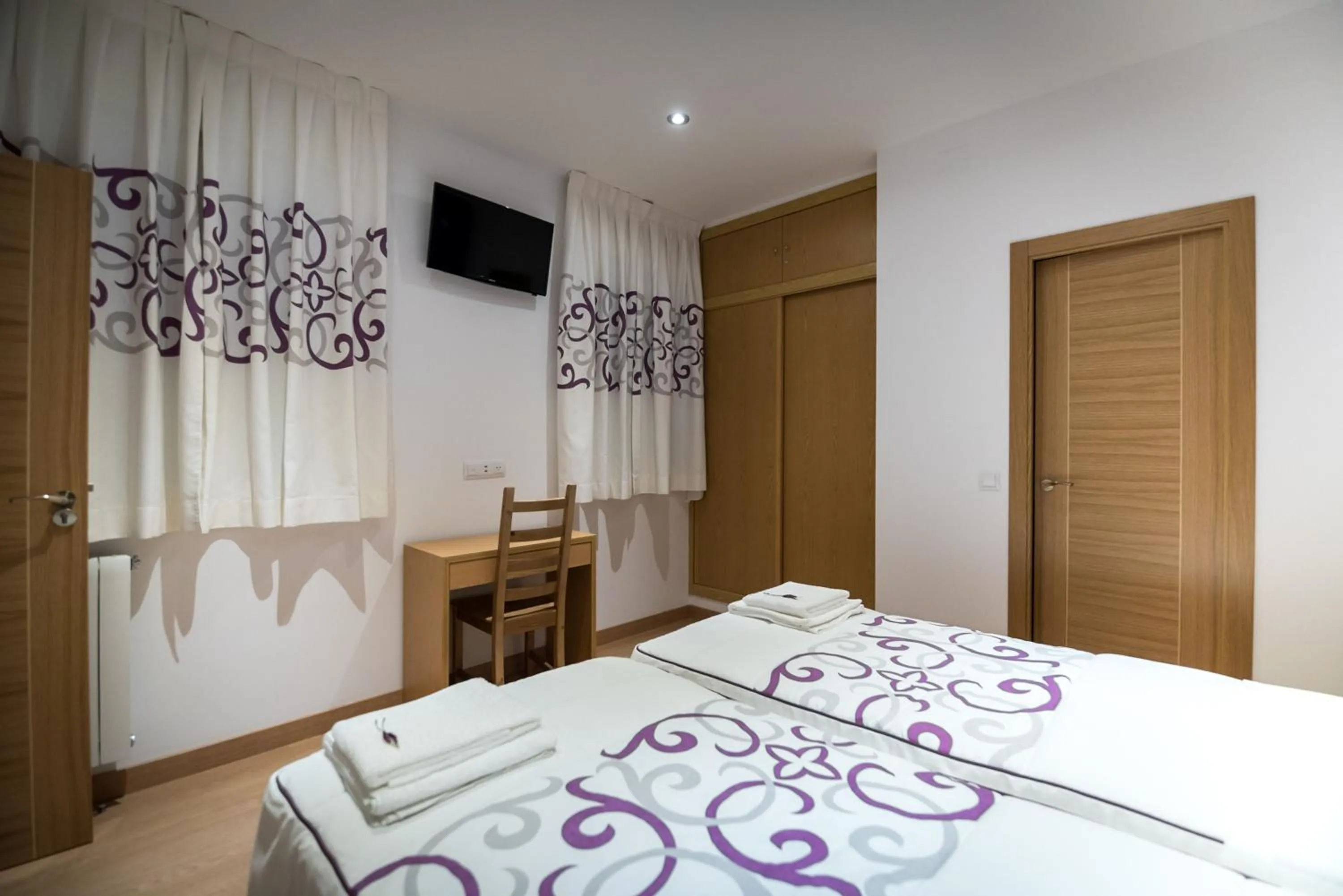 Bedroom, Bed in Hostal Carracedo