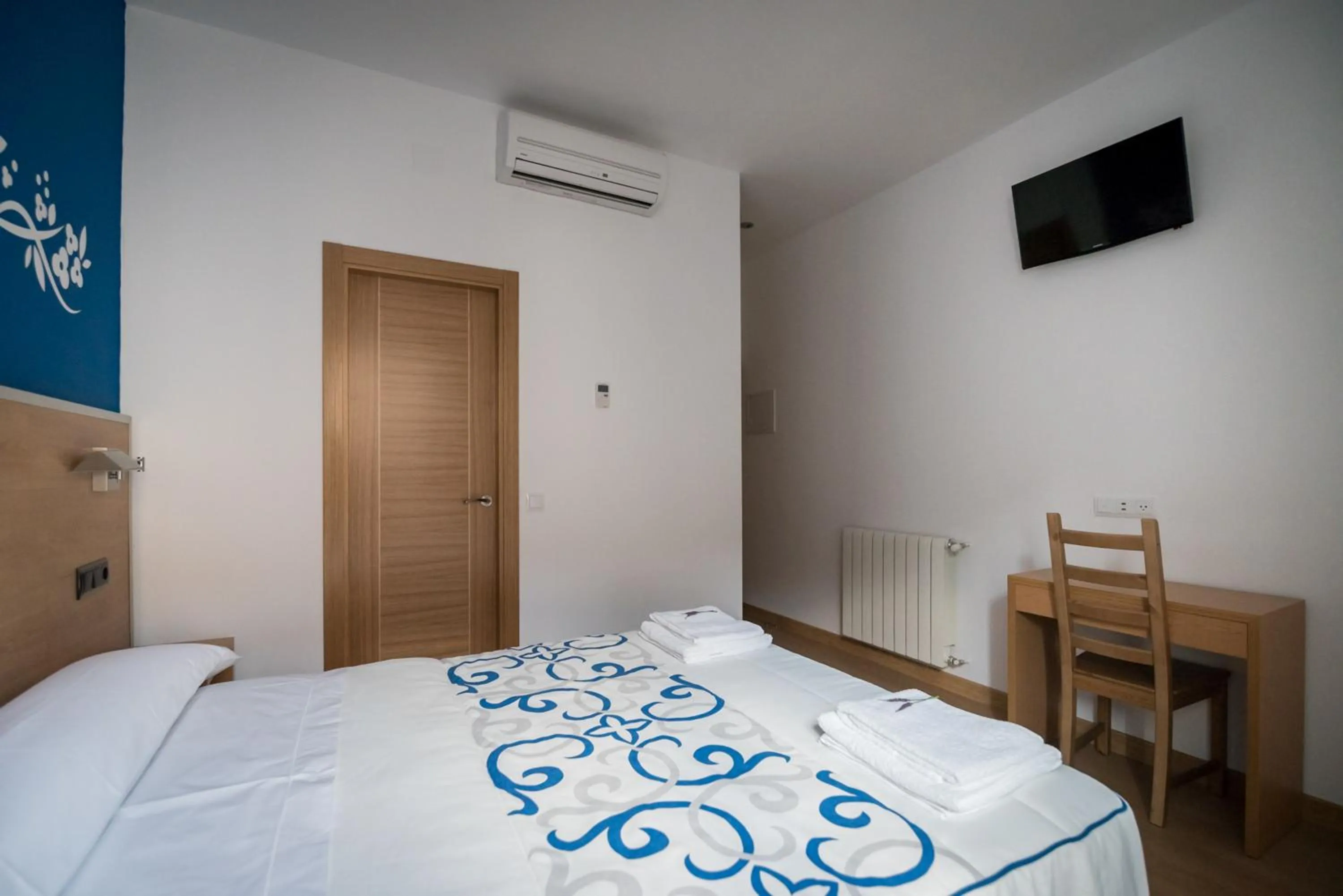 Bedroom, Bed in Hostal Carracedo