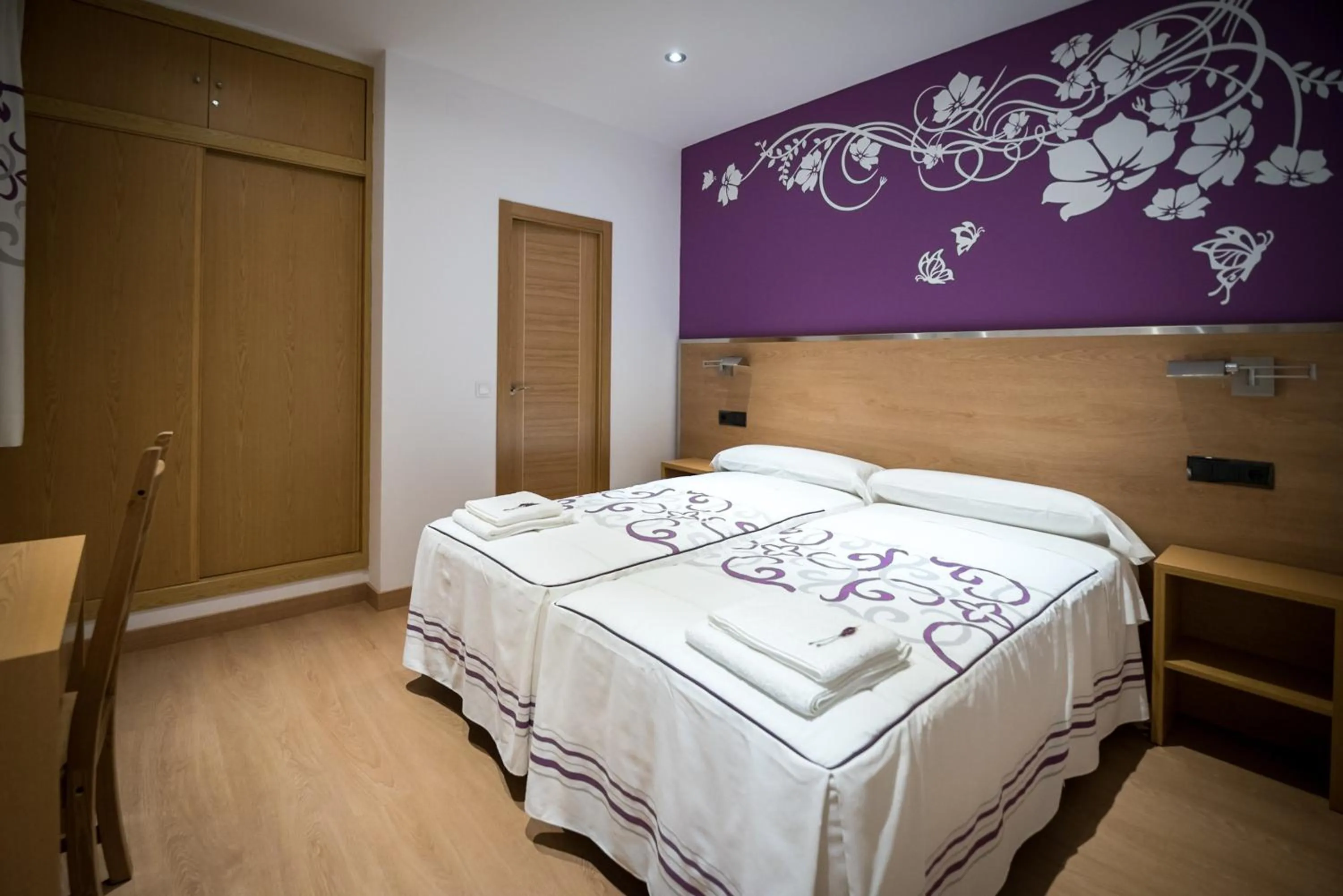 Bedroom, Bed in Hostal Carracedo