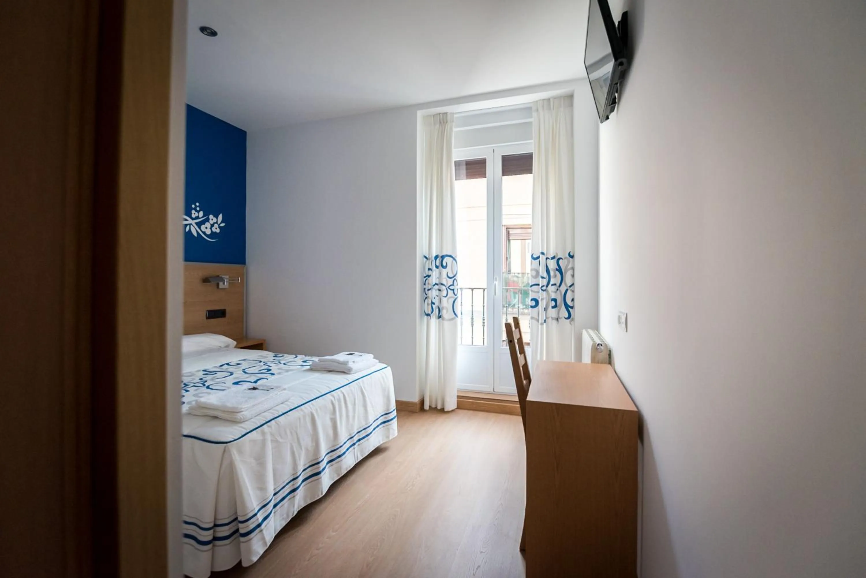 Bedroom, Bed in Hostal Carracedo