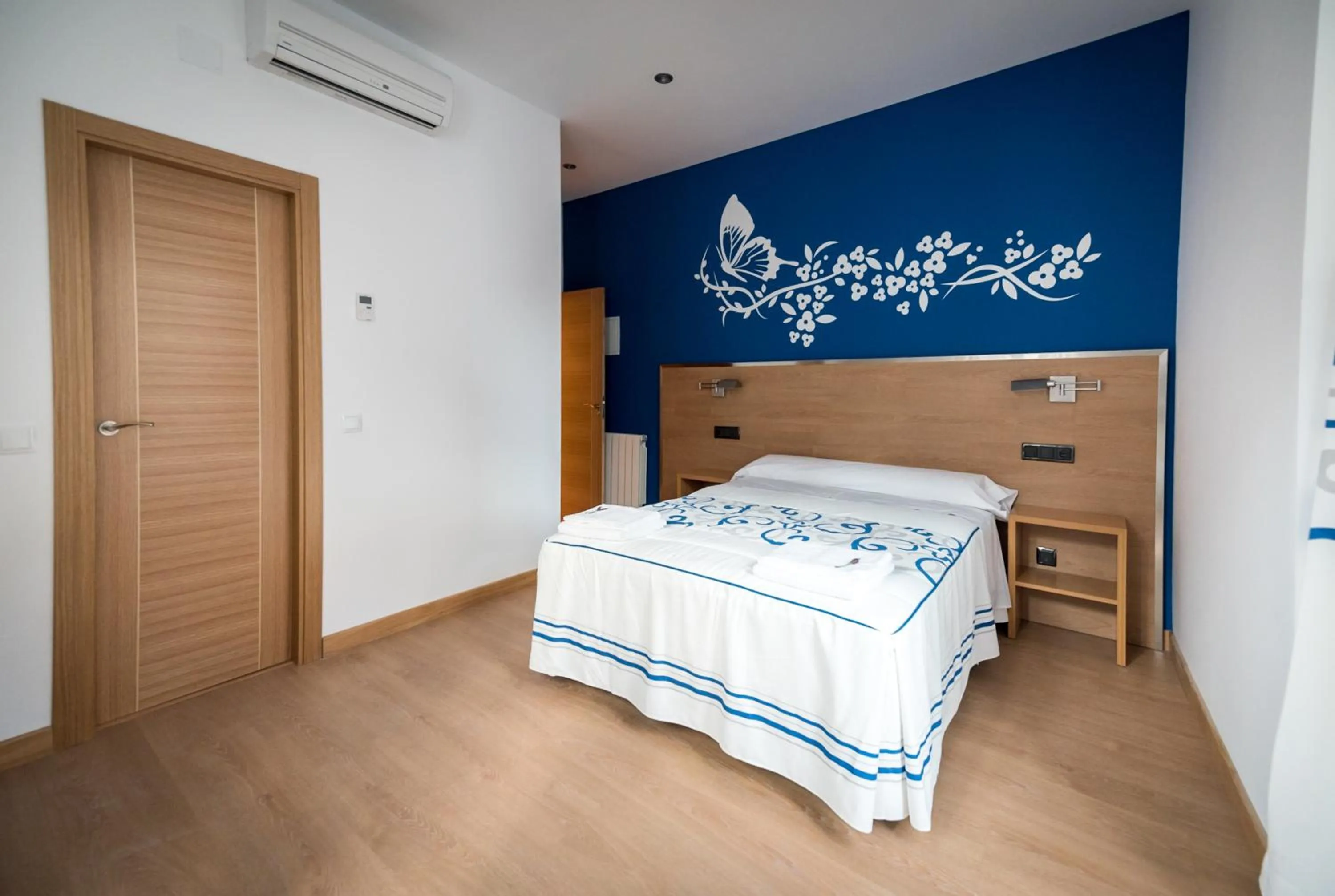 Bedroom, Bed in Hostal Carracedo