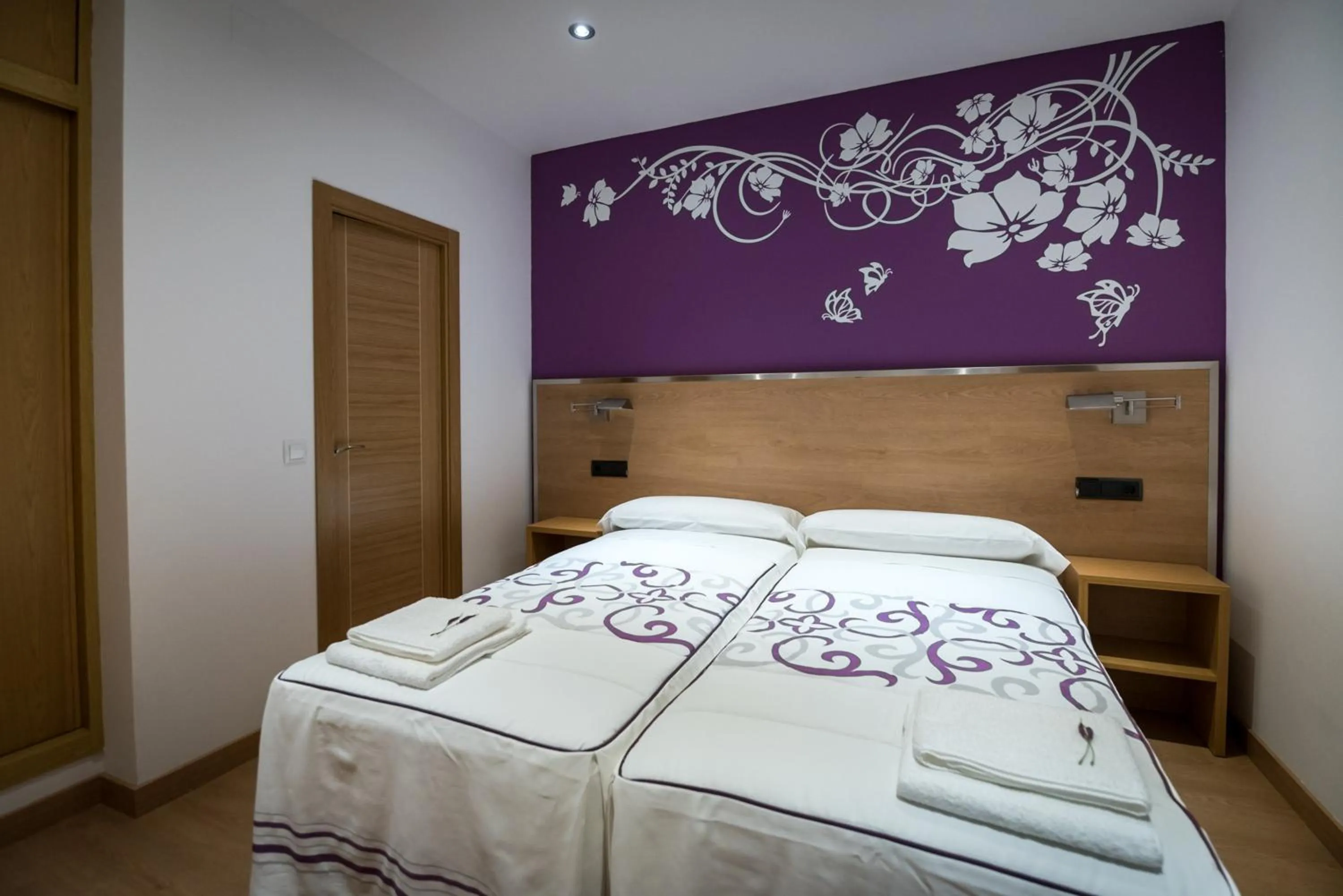 Bedroom, Bed in Hostal Carracedo