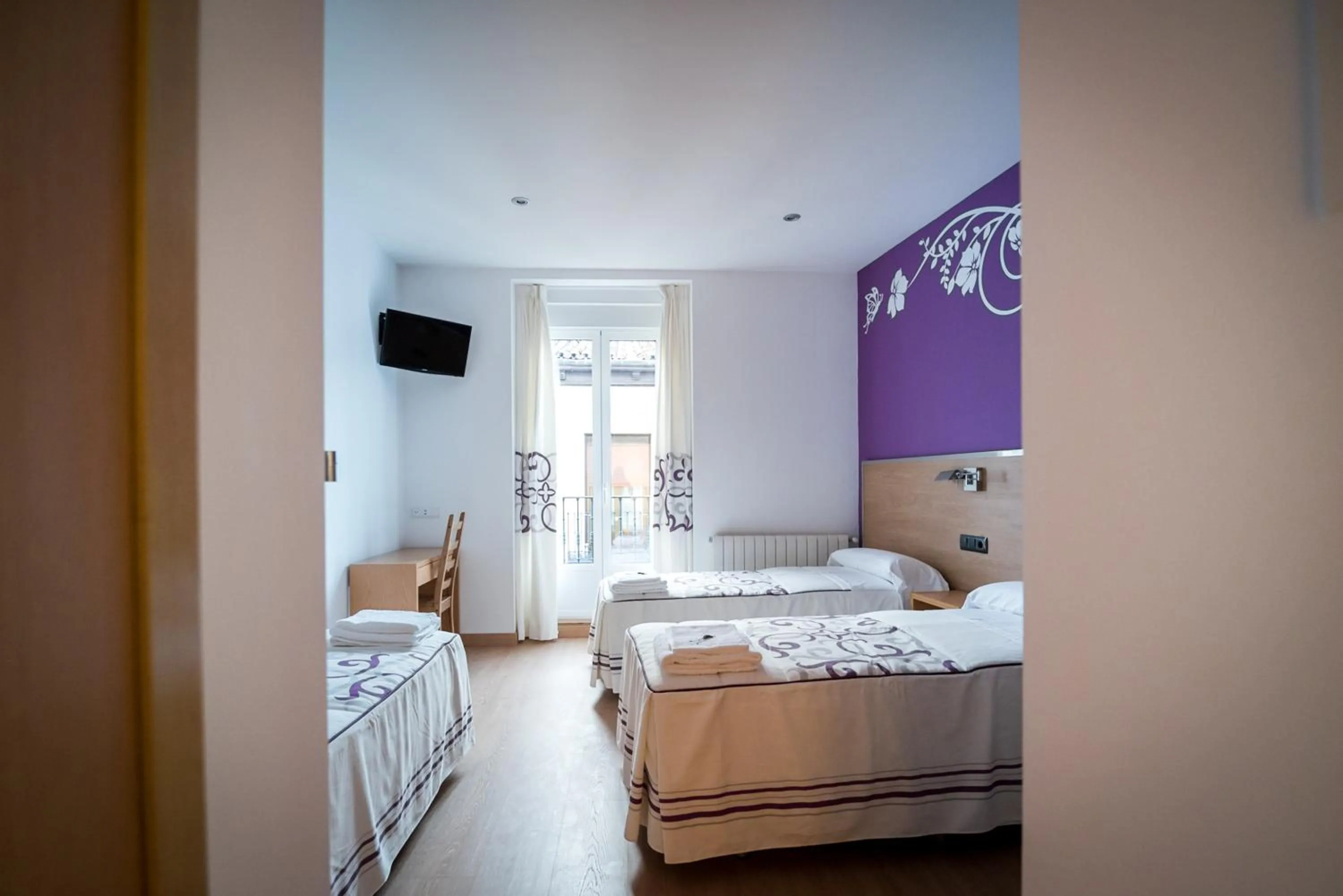 Bedroom, Bed in Hostal Carracedo