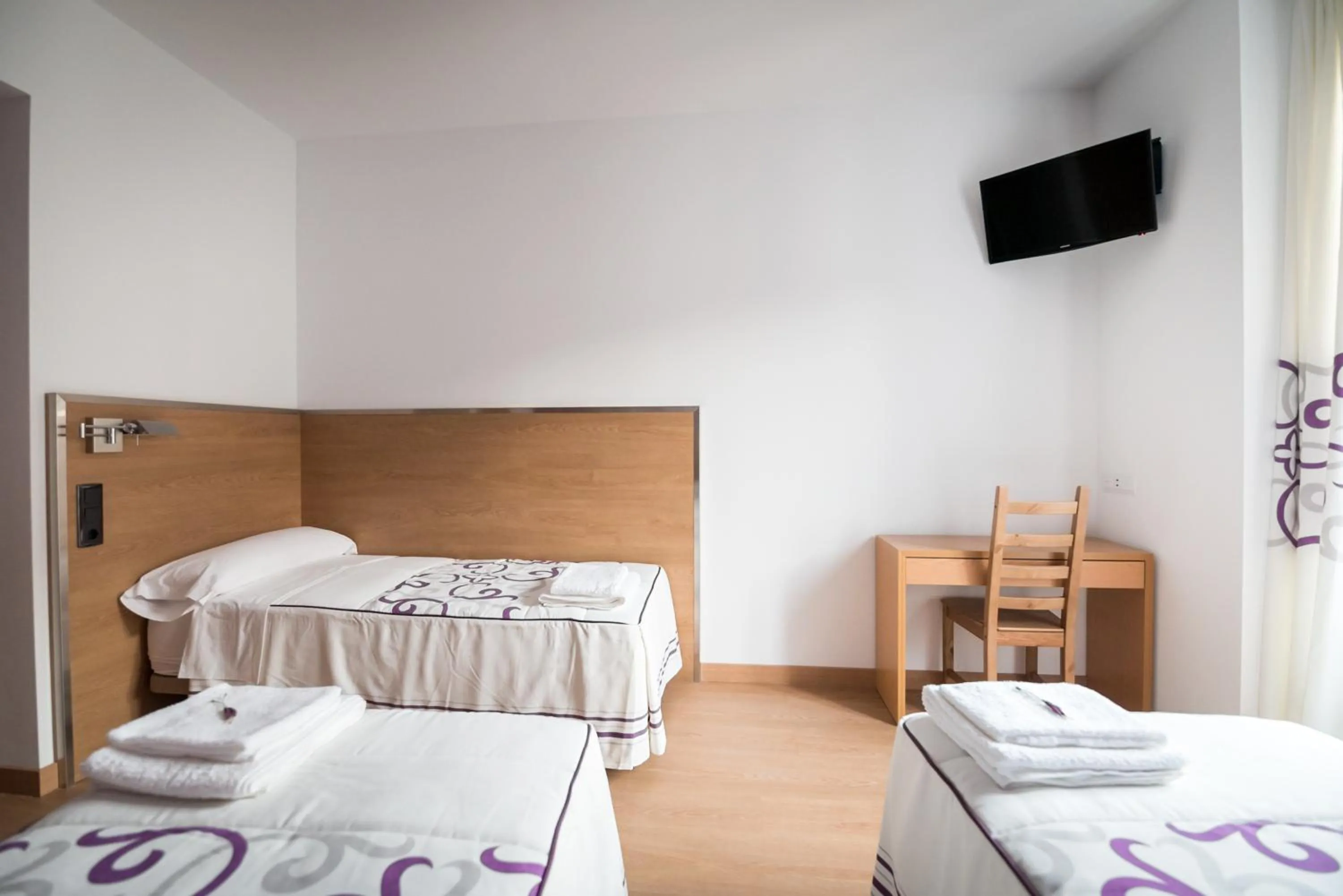 Bedroom, Bed in Hostal Carracedo