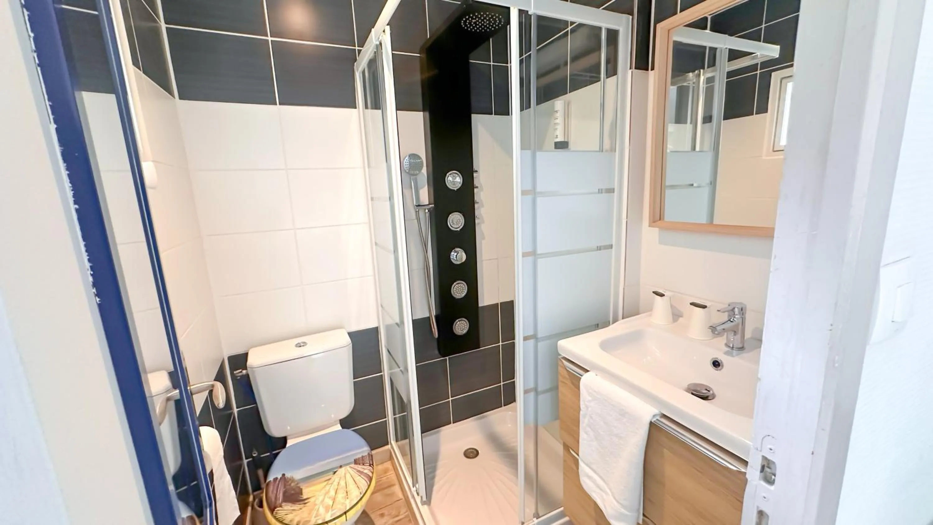 Shower in Hotel Les Rocailles