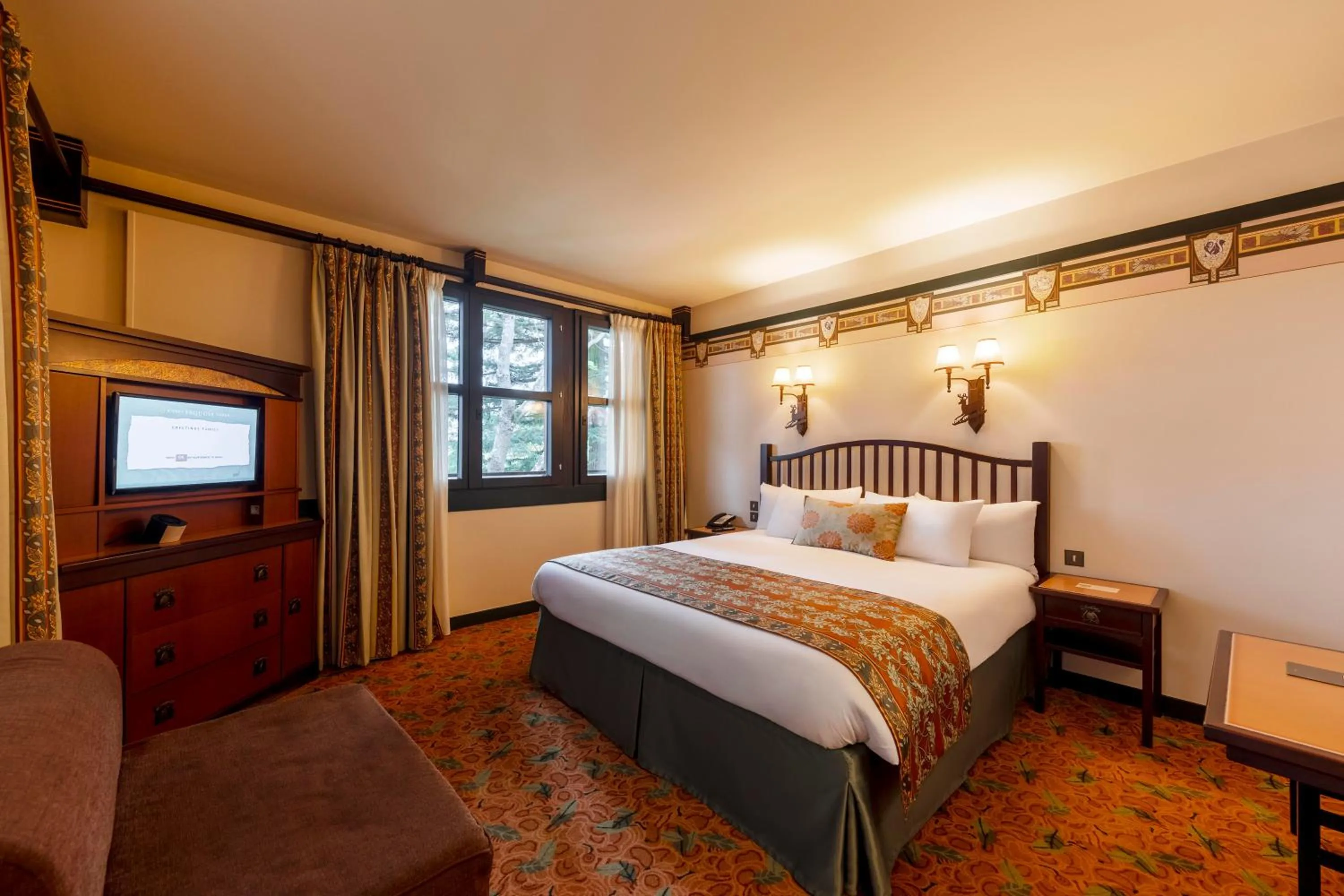 Bedroom, Bed in Disney Sequoia Lodge