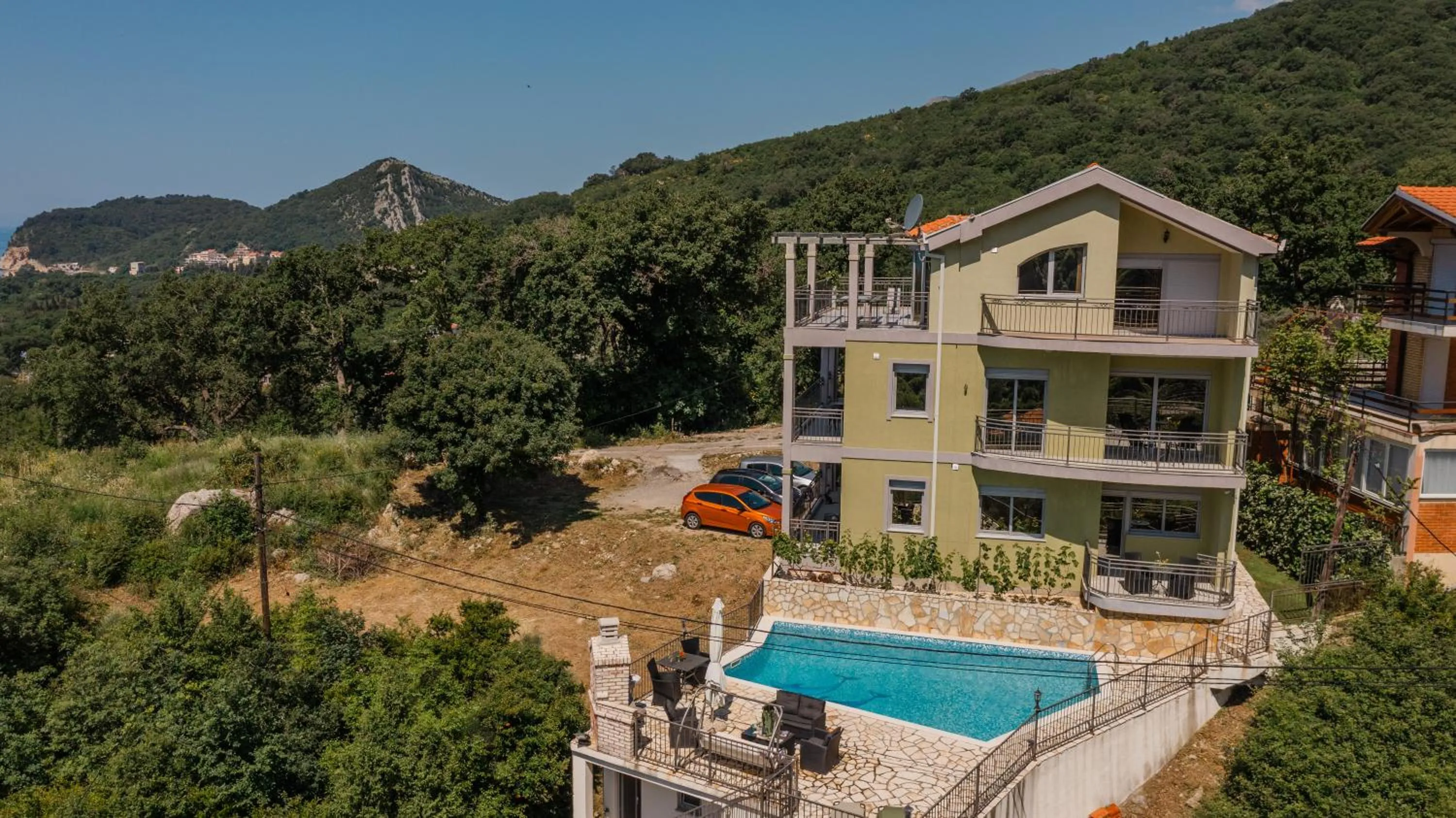 Property building in Villa Montenegrina