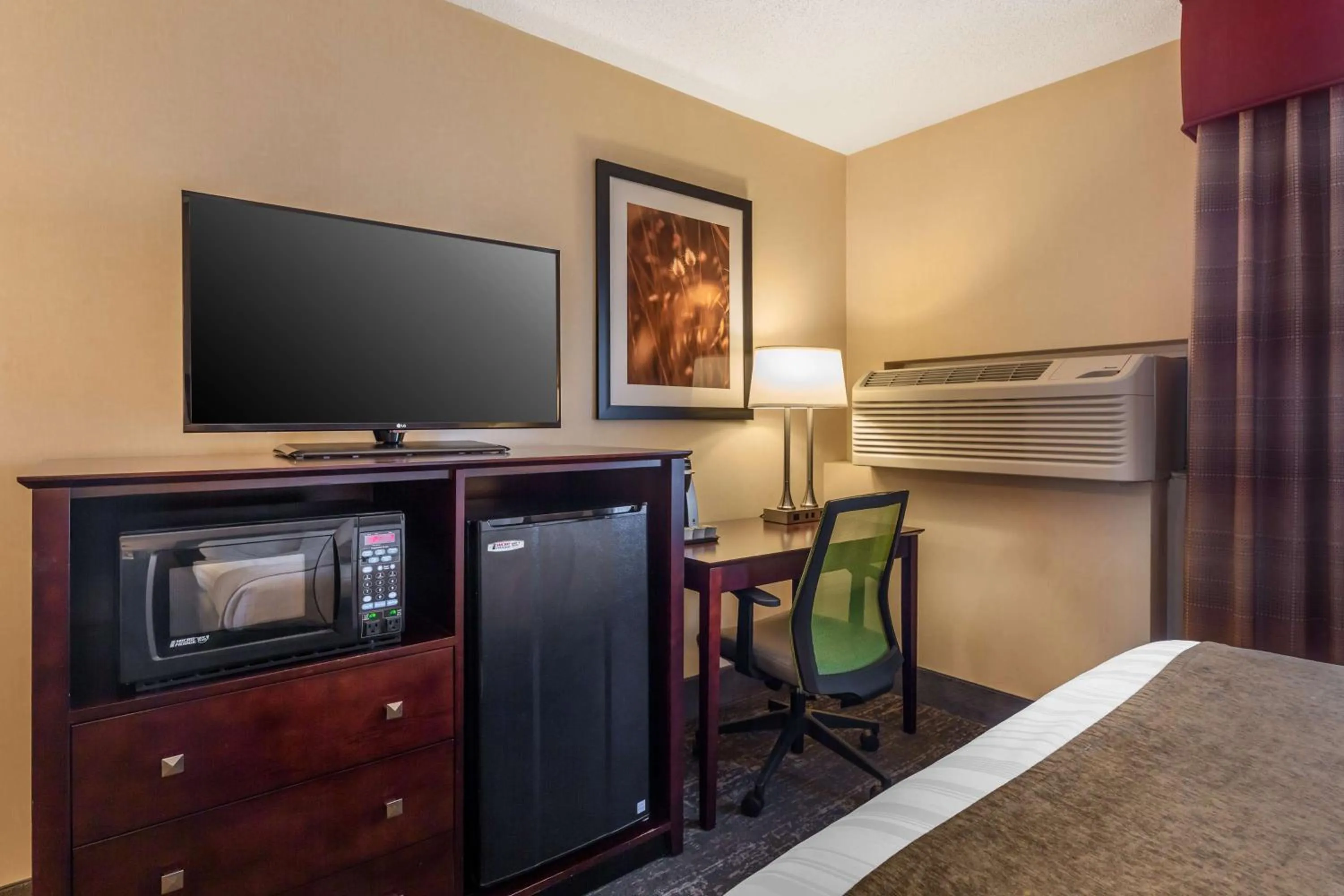Bedroom in Best Western Braintree Inn