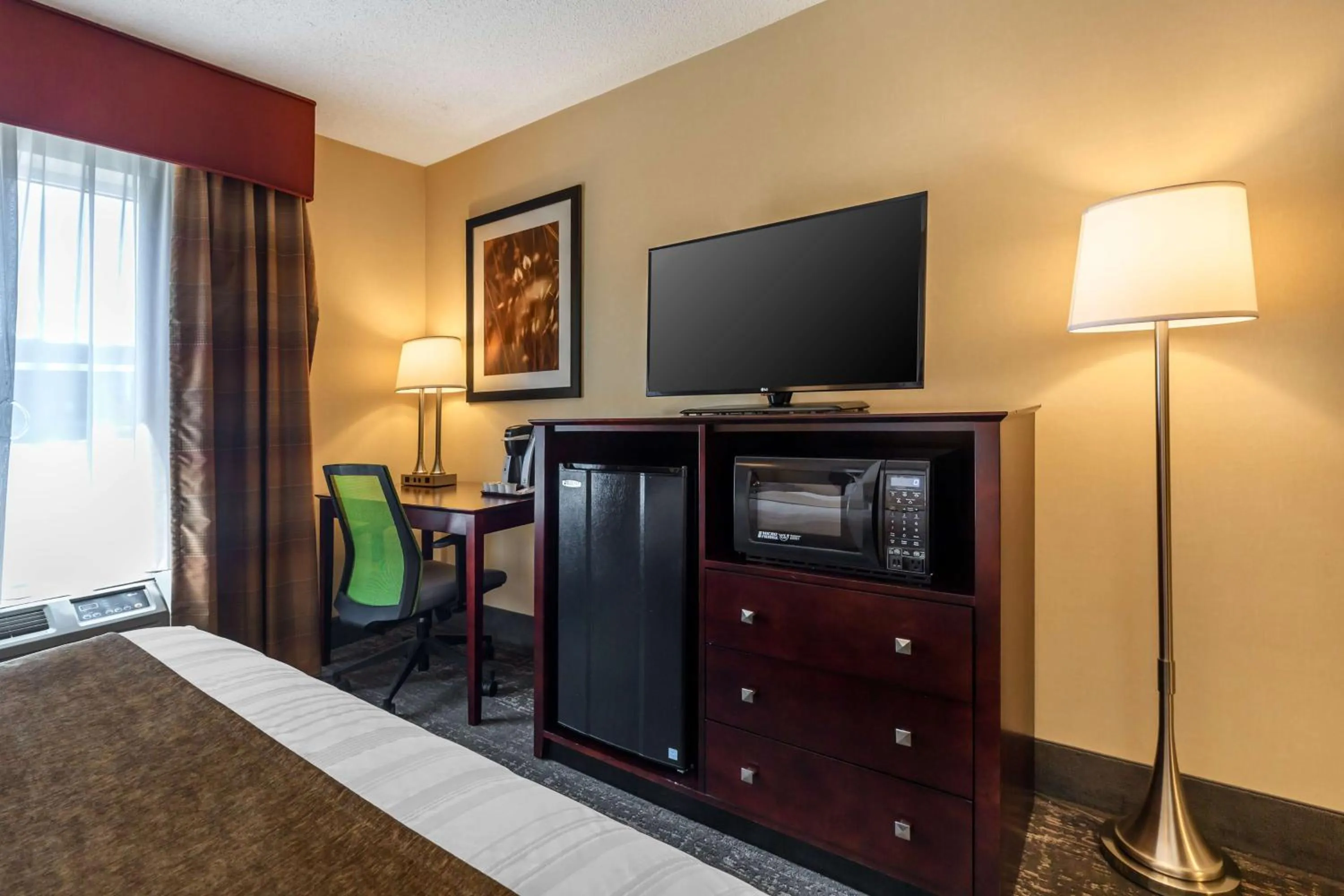 Bedroom in Best Western Braintree Inn