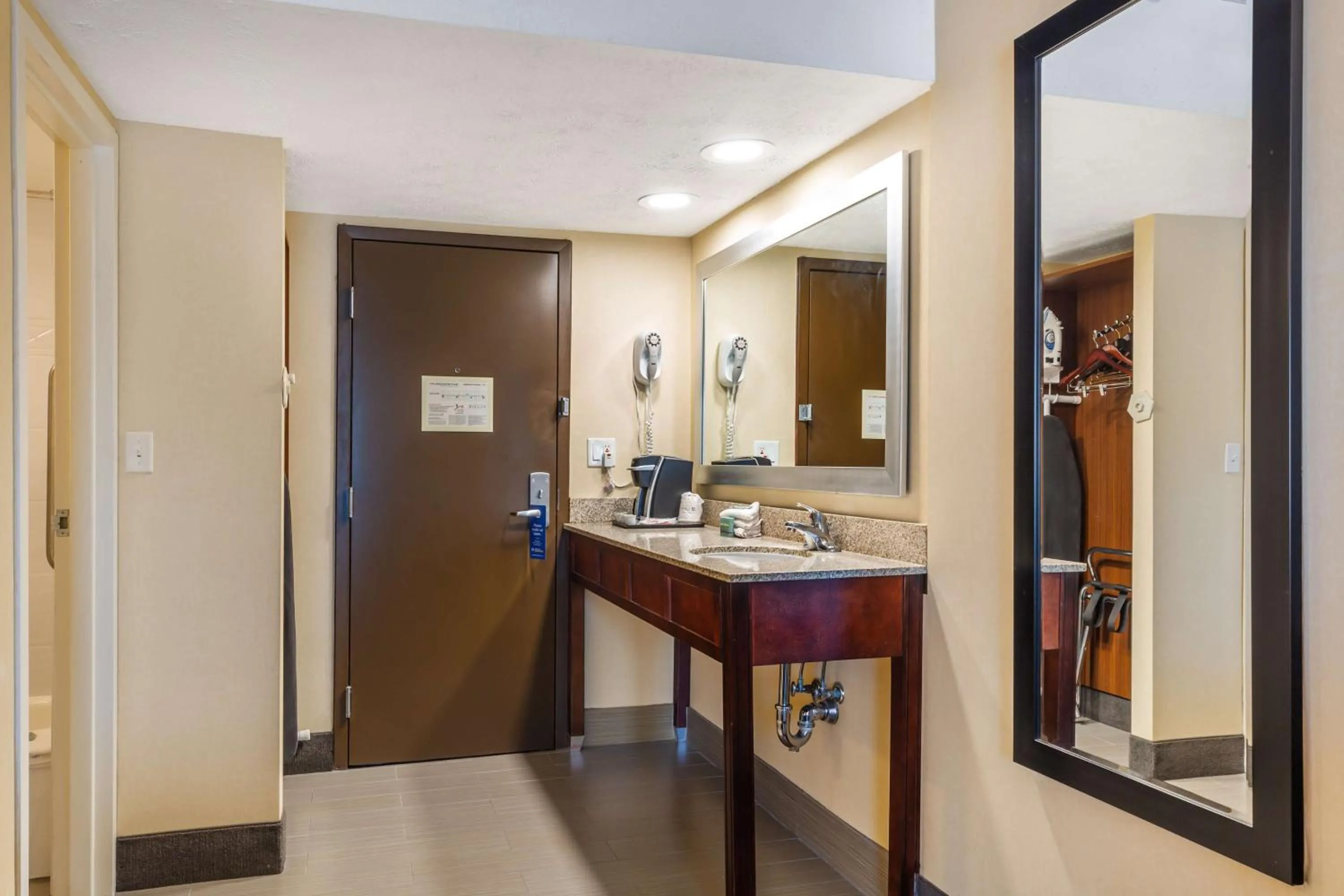 Bedroom in Best Western Braintree Inn