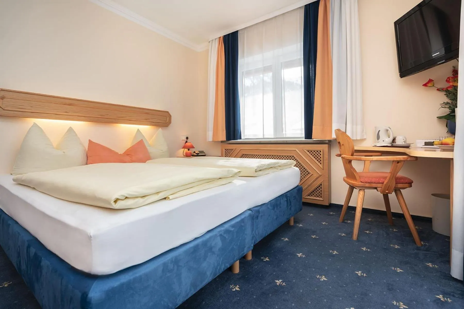 Photo of the whole room, Bed in Hotel Sonnenspitz ***