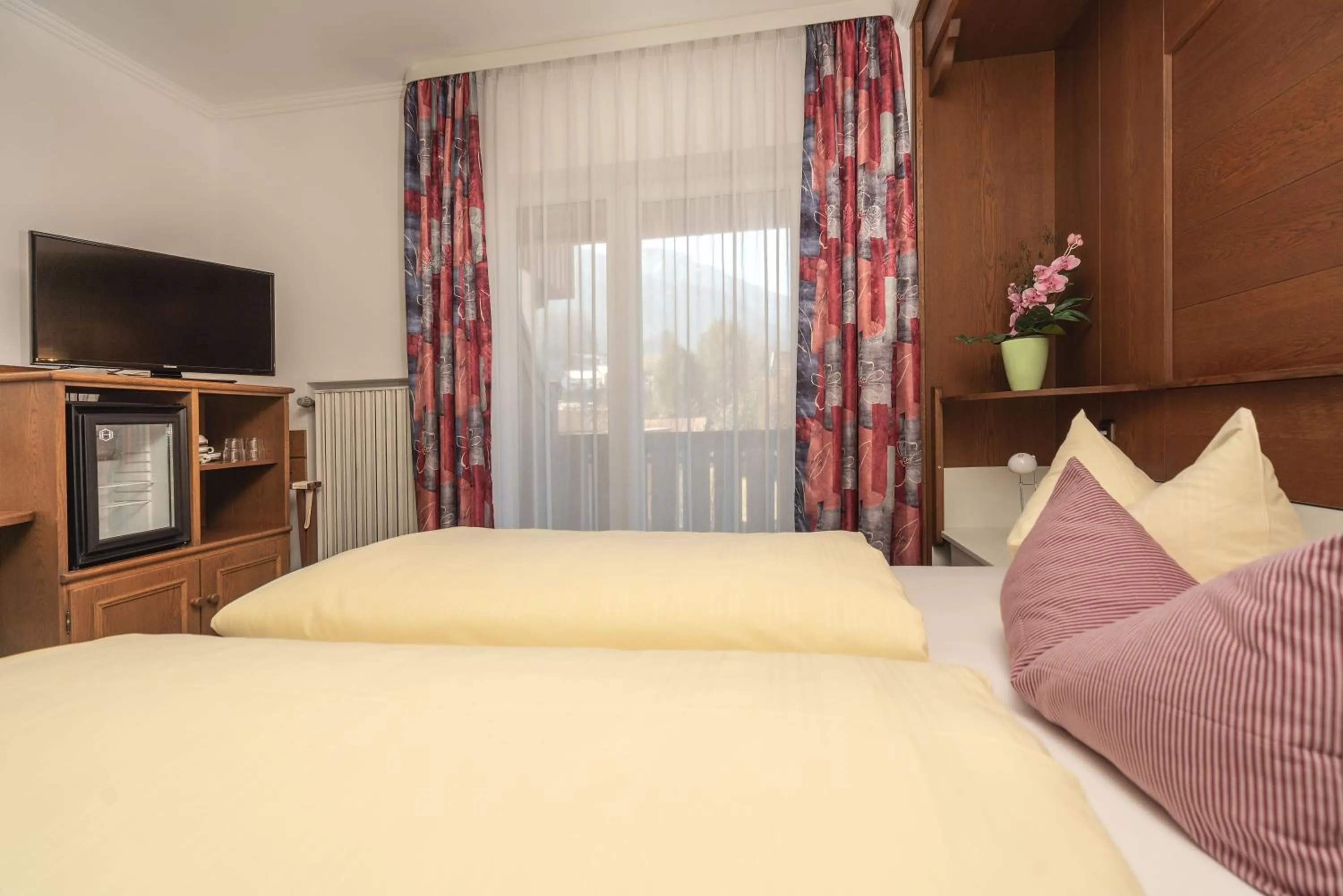 Photo of the whole room, Bed in Hotel Sonnenspitz ***