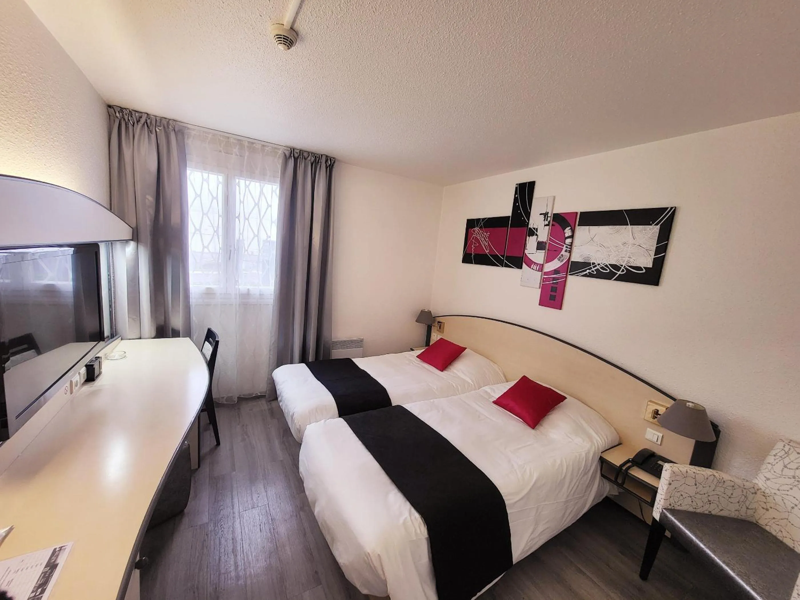 Photo of the whole room, Bed in Citotel Hôtel Le Capricorne