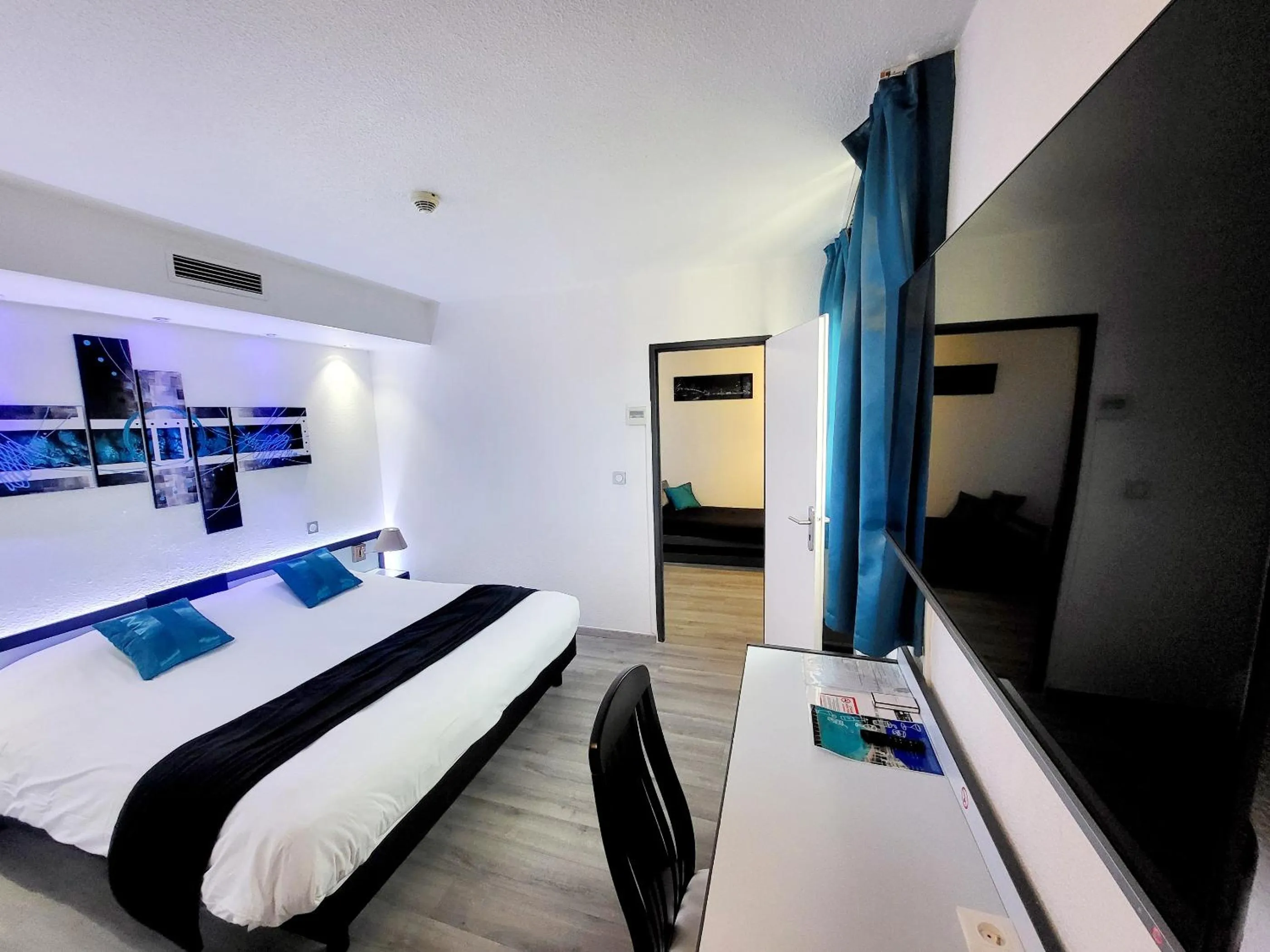 Photo of the whole room, Bed in Citotel Hôtel Le Capricorne