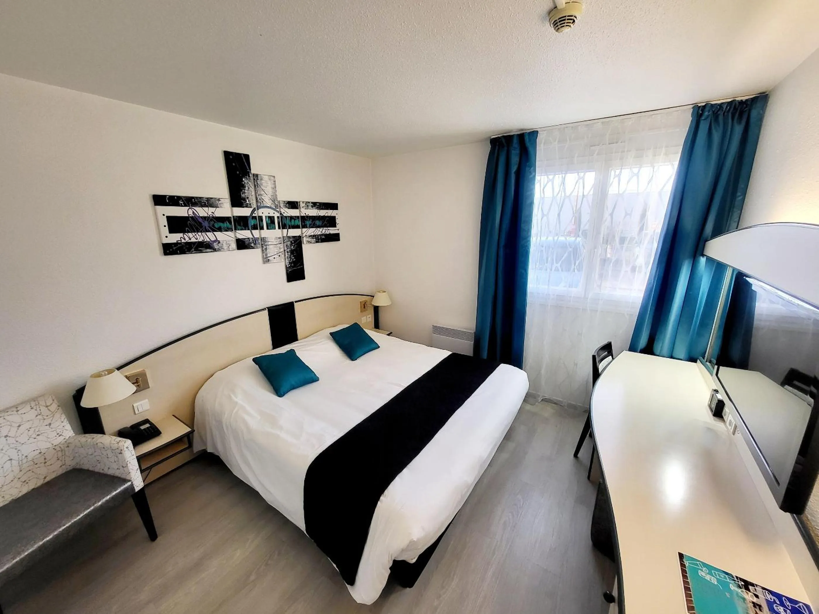 Photo of the whole room, Bed in Citotel Hôtel Le Capricorne