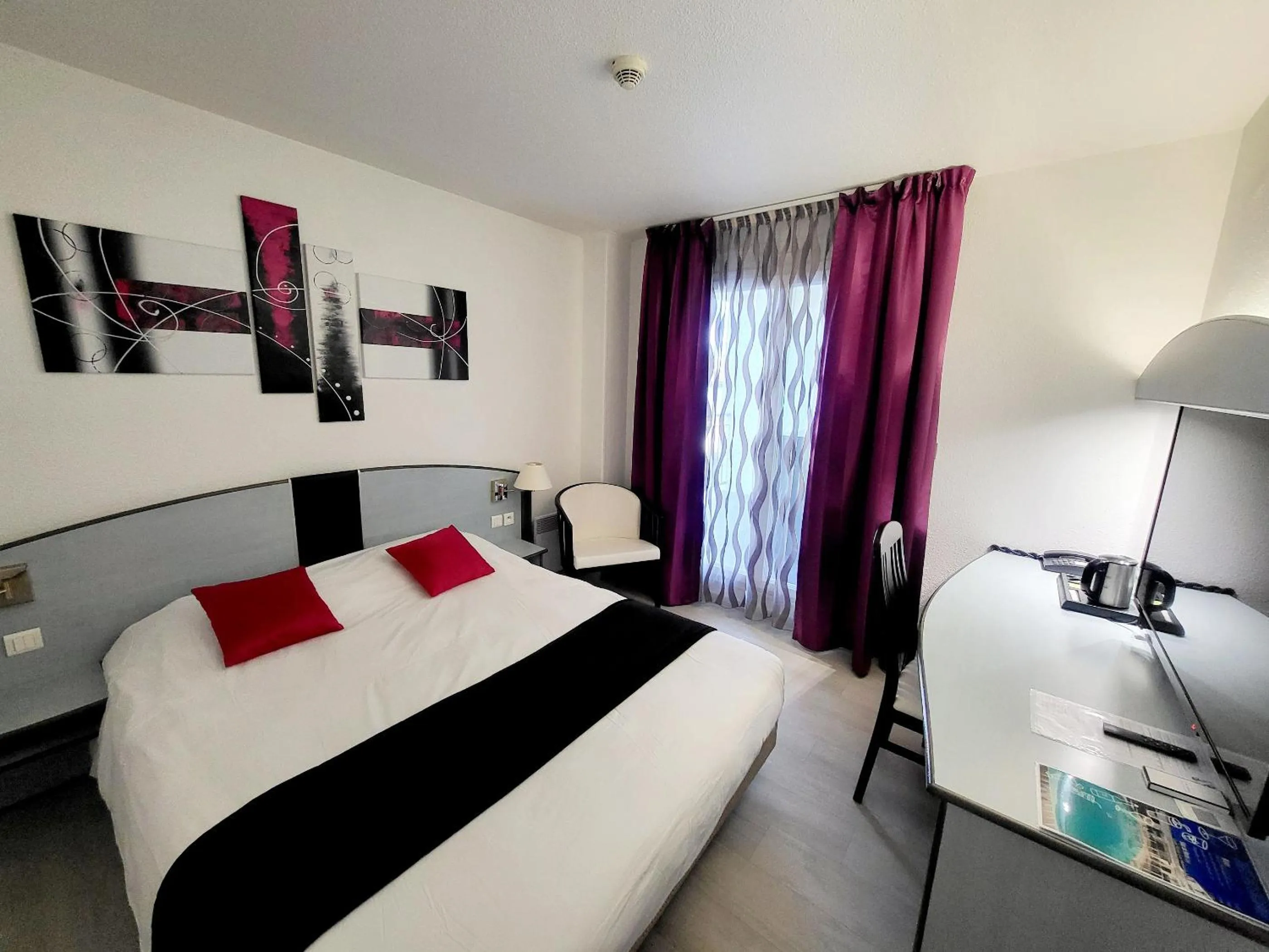 Photo of the whole room, Bed in Citotel Hôtel Le Capricorne