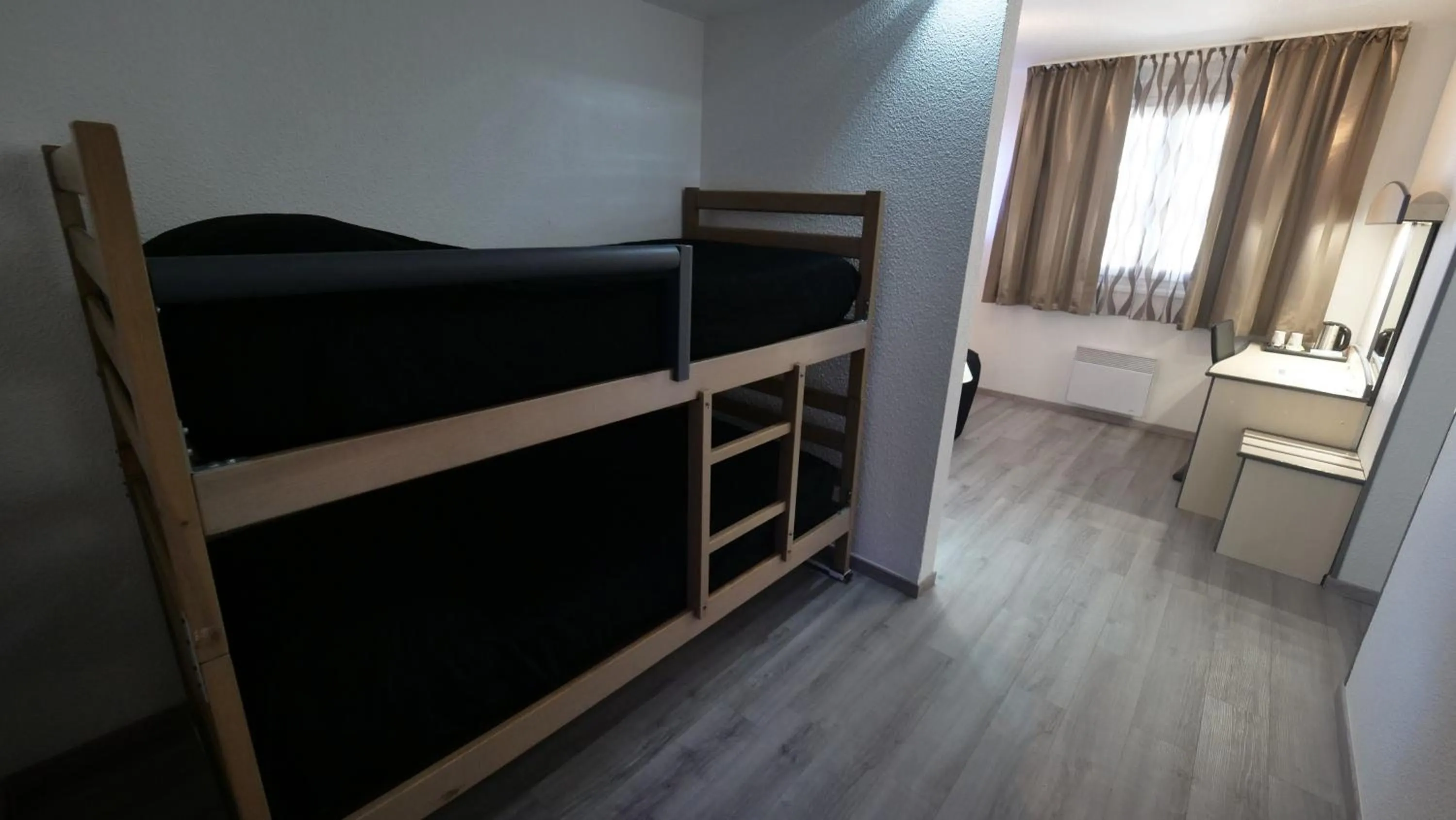 Photo of the whole room, Bed in Citotel Hôtel Le Capricorne