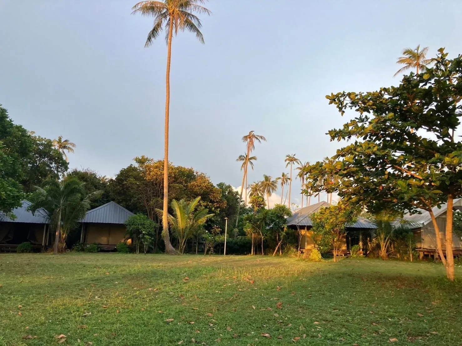 Inner courtyard view in Naivacha Tent Koh Mak