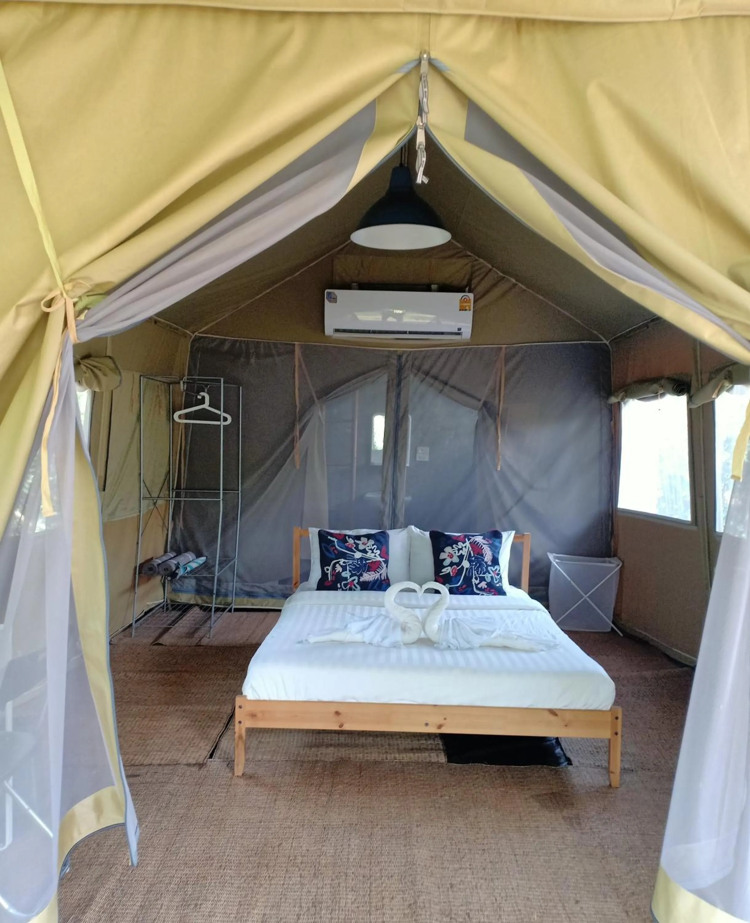 Photo of the whole room, Bed in Naivacha Tent Koh Mak