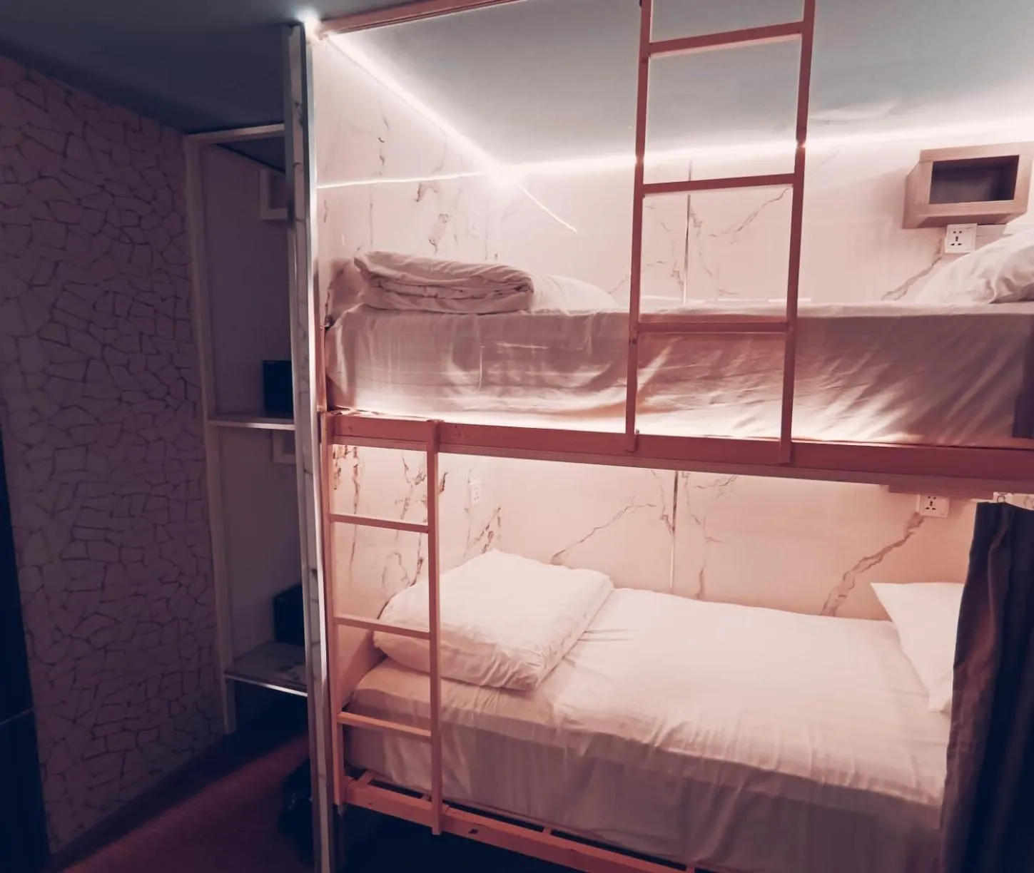 Bathroom, Bed in DE Hotel