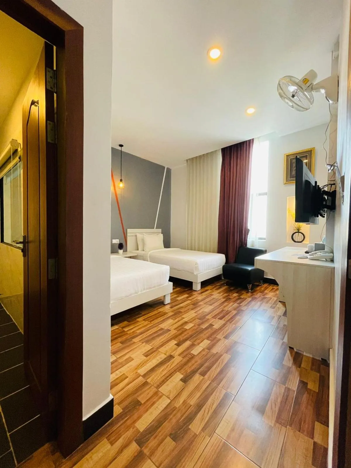 Communal lounge/ TV room, Bed in DE Hotel