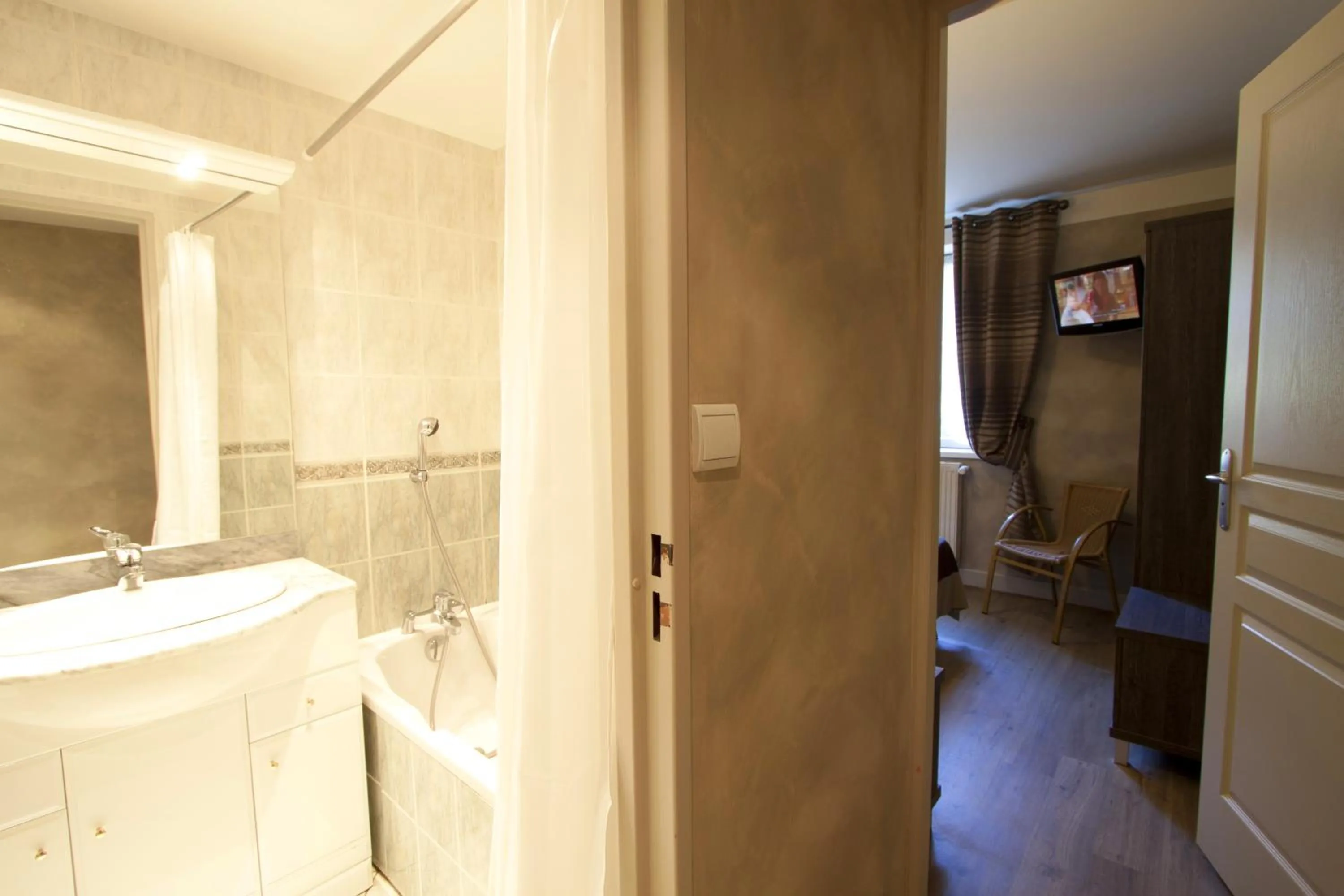 Bathroom in Logis La Résidence