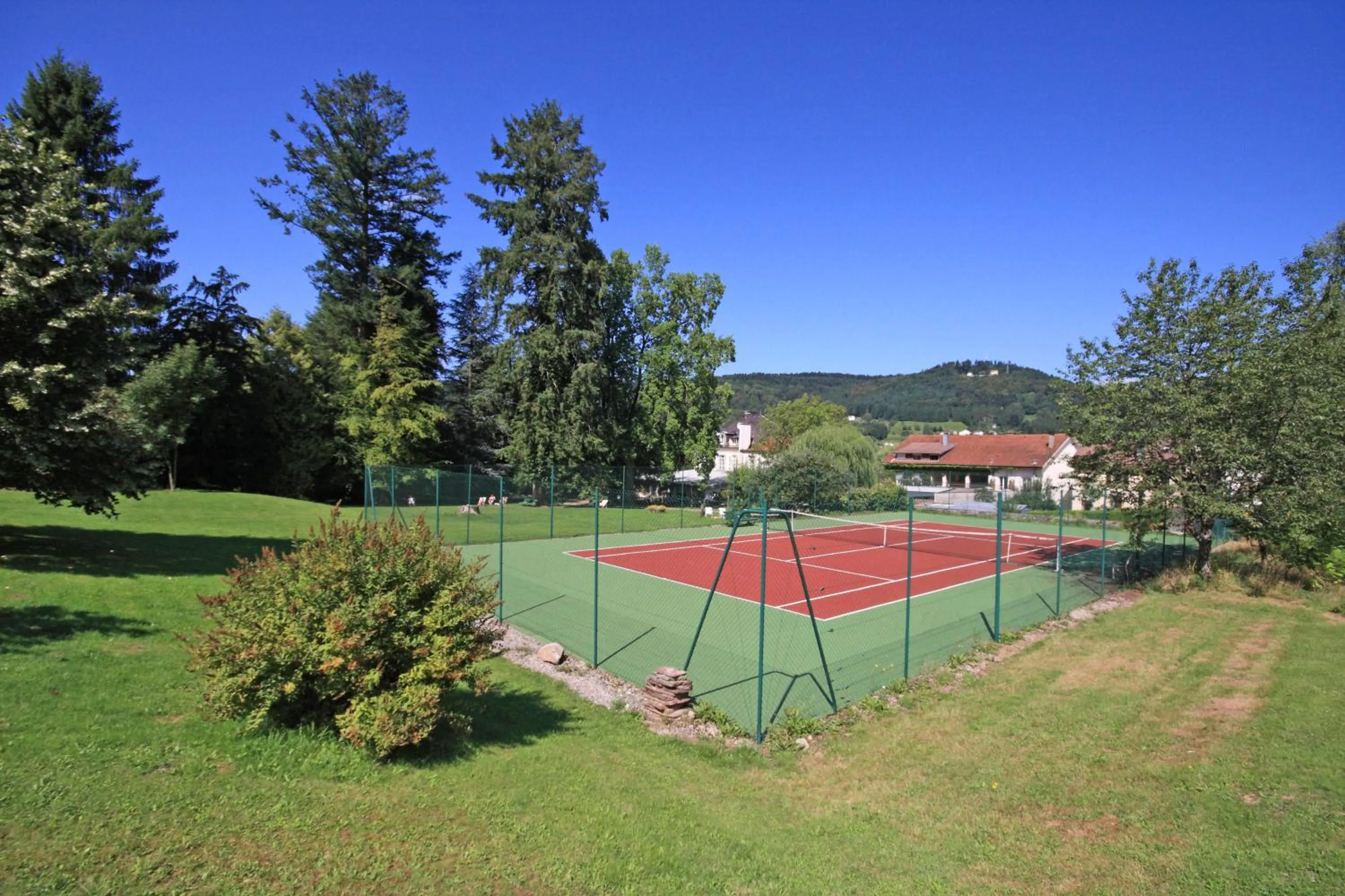 Tennis court in Logis La Résidence
