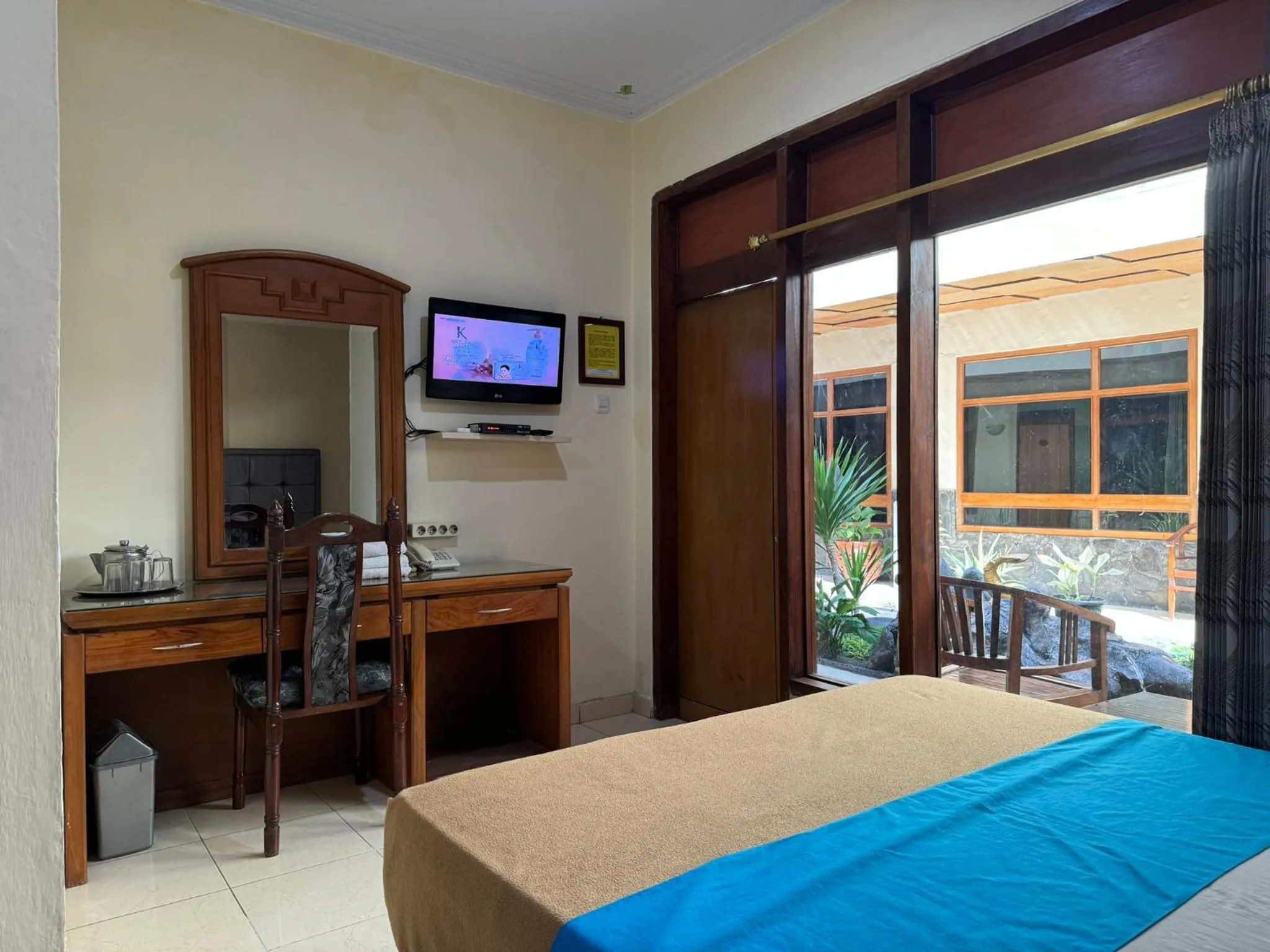 TV and multimedia, Bed in Hotel Priangan