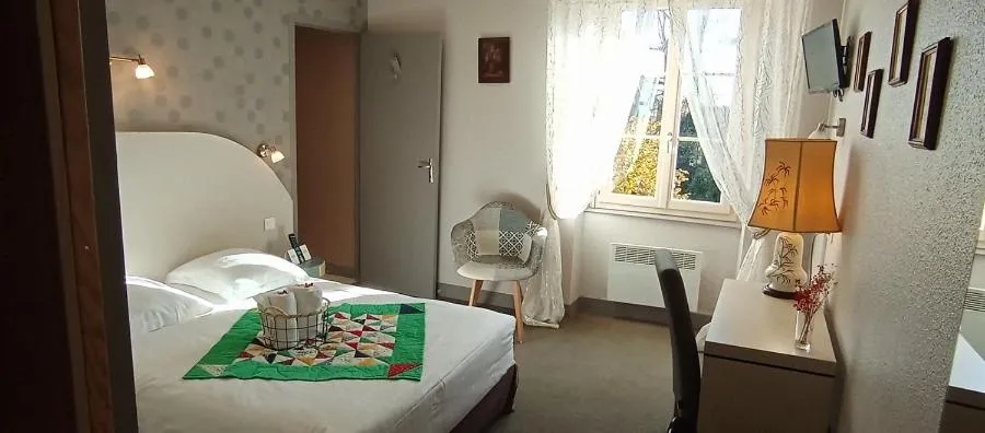 Photo of the whole room, Bed in Logis Hôtel Restaurant La Vieille Auberge, Art and Gallery