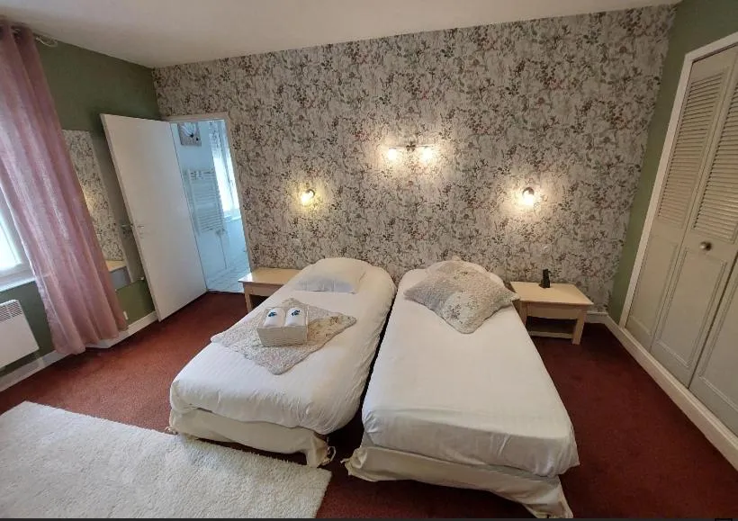 Photo of the whole room, Bed in Logis Hôtel Restaurant La Vieille Auberge, Art and Gallery