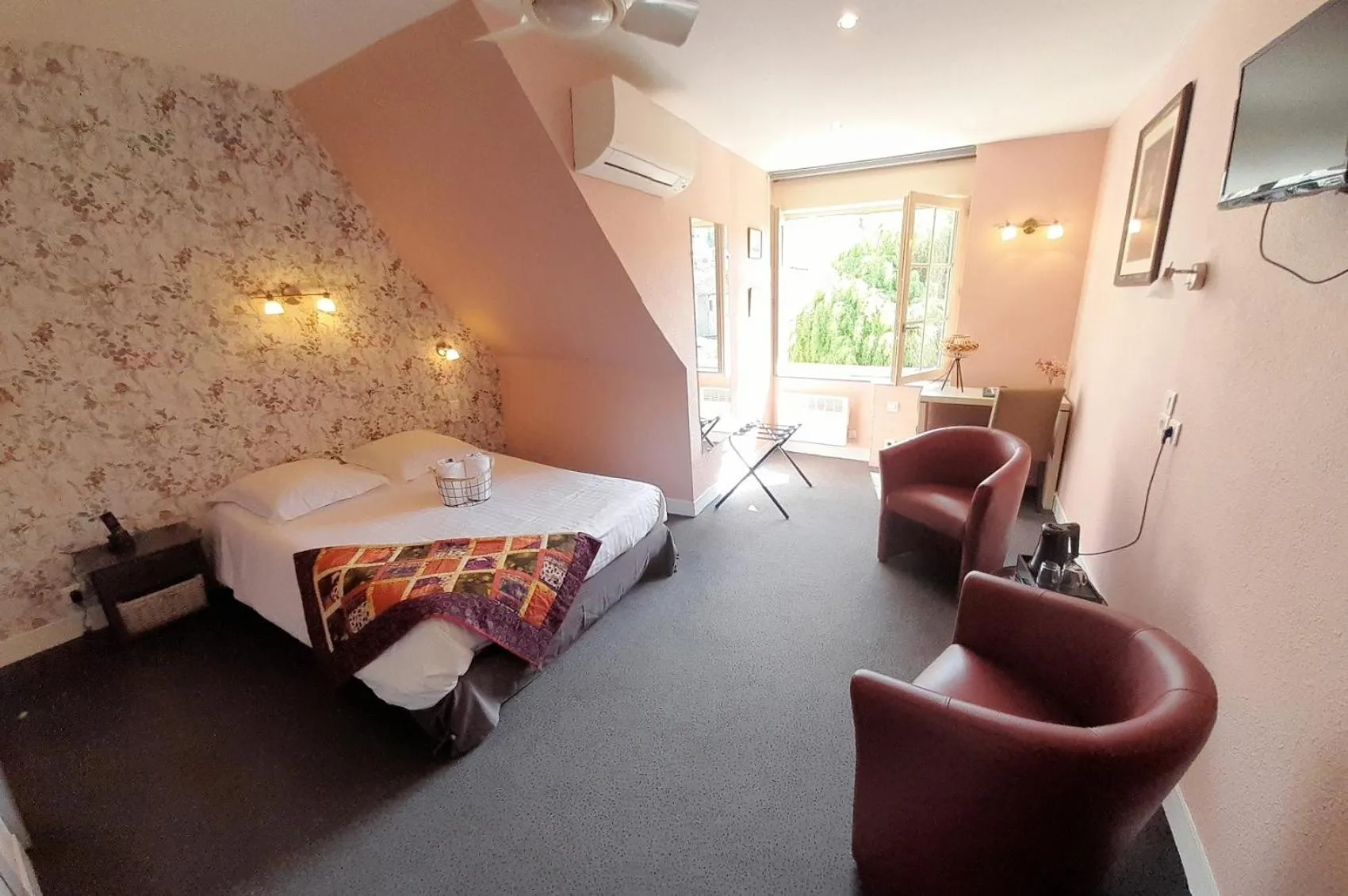 Bedroom, Bed in Logis Hôtel Restaurant La Vieille Auberge, Art and Gallery