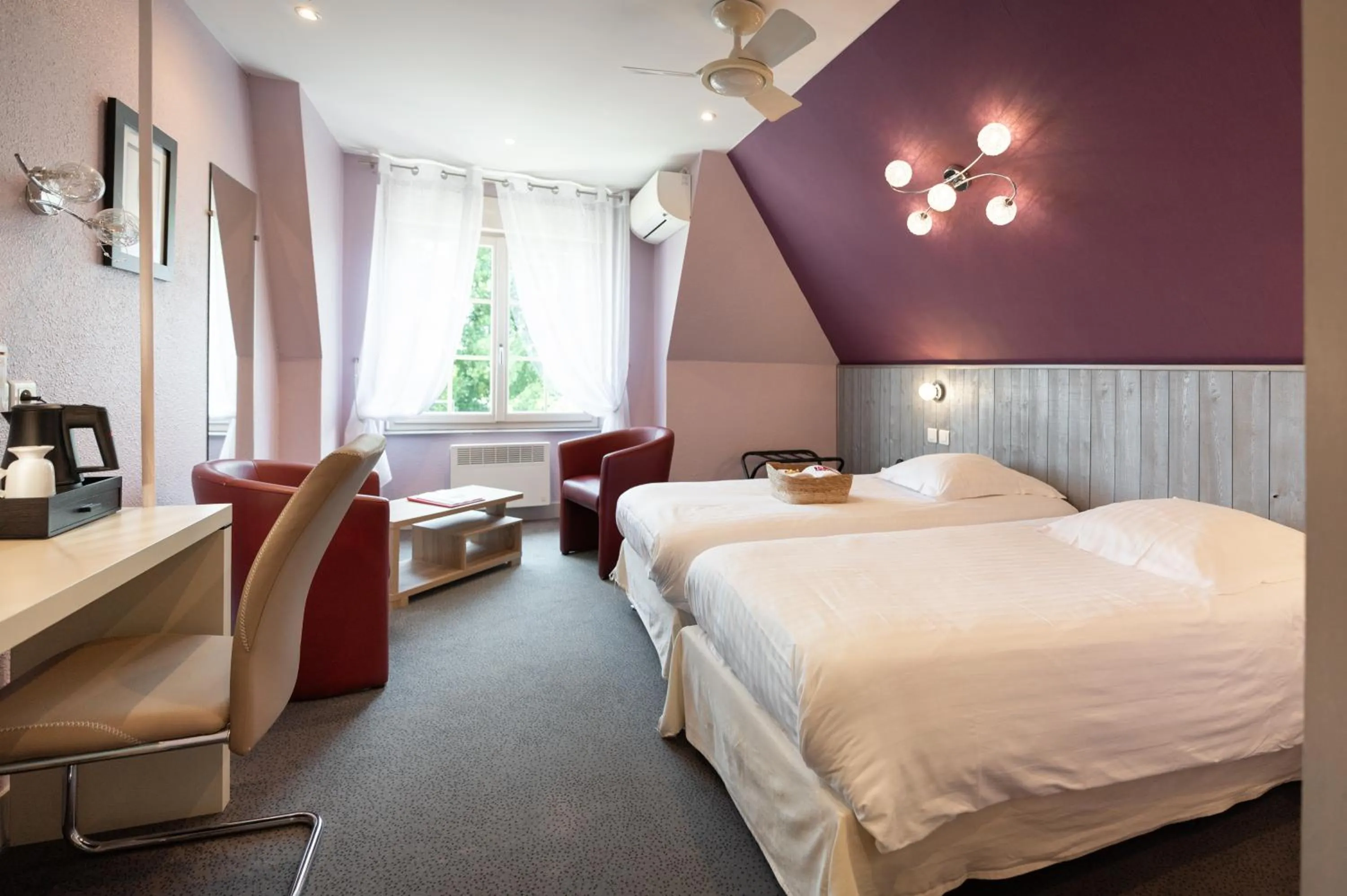 Photo of the whole room, Bed in Logis Hôtel Restaurant La Vieille Auberge, Art and Gallery