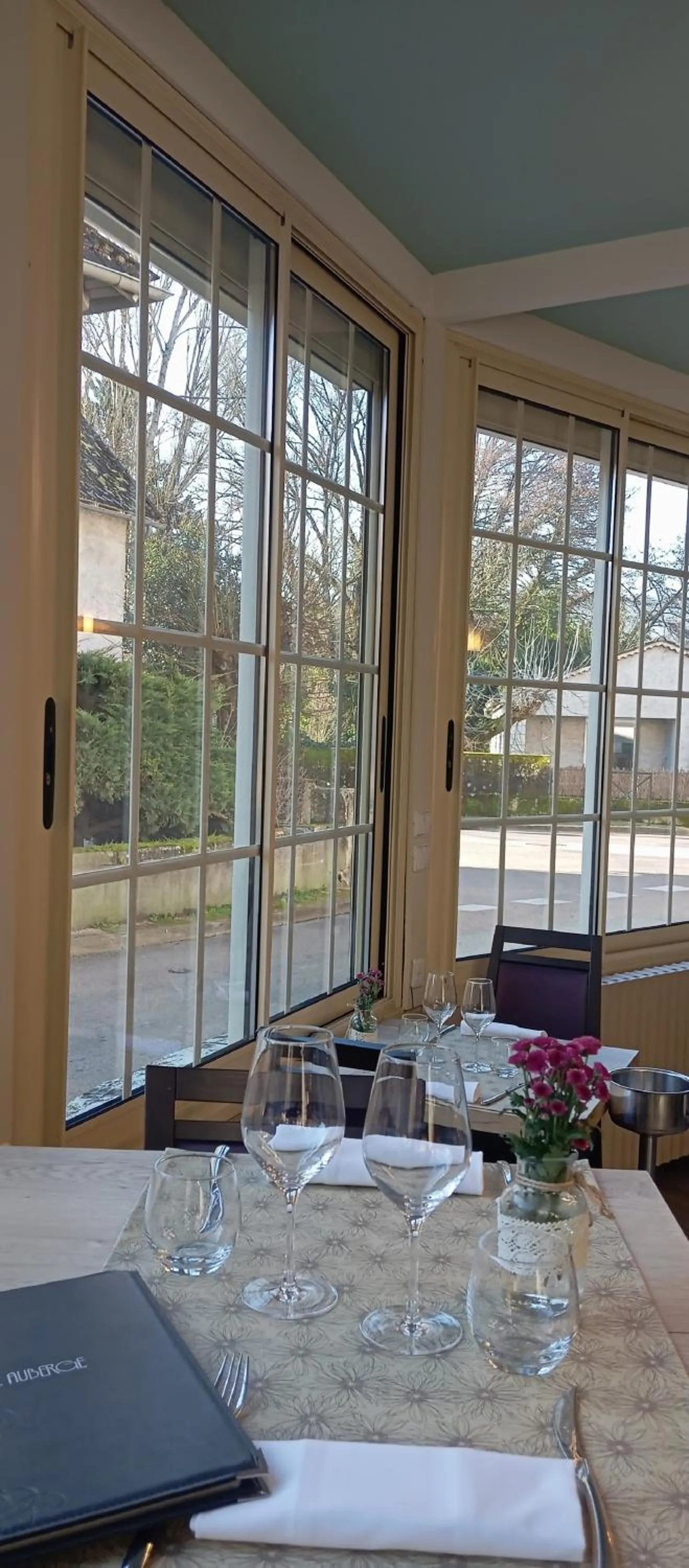 Dining area in Logis Hôtel Restaurant La Vieille Auberge, Art and Gallery