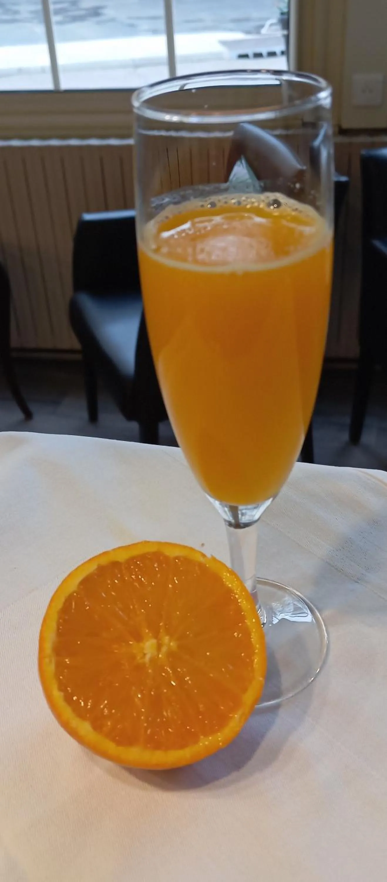 Lounge or bar in Logis Hôtel Restaurant La Vieille Auberge, Art and Gallery