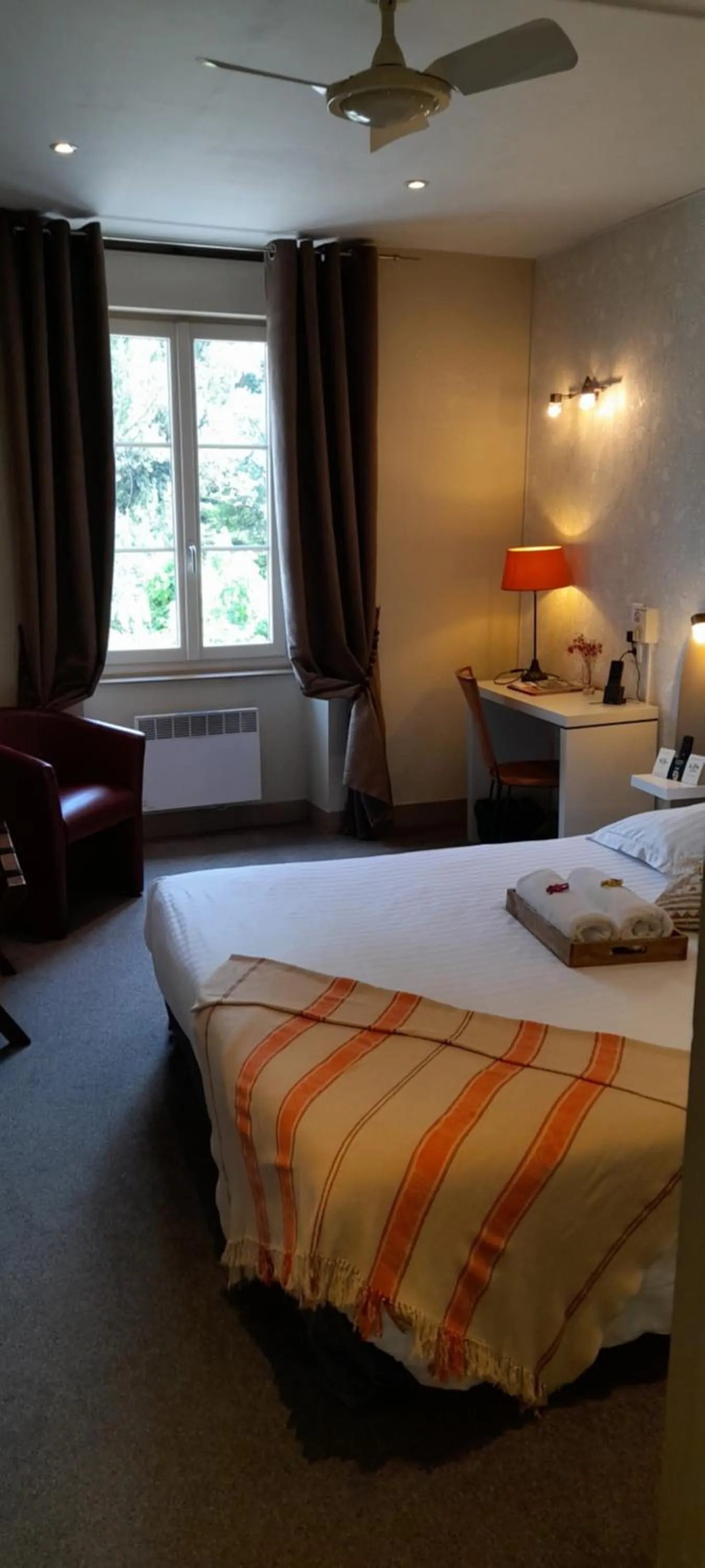 Bedroom, Bed in Logis Hôtel Restaurant La Vieille Auberge, Art and Gallery